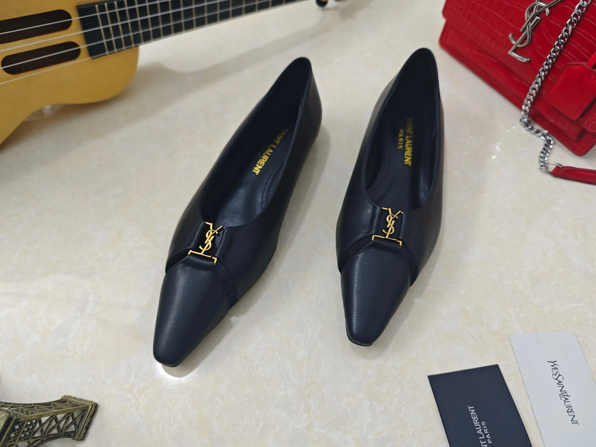 工厂价💰260【Saint Laurent】圣罗兰、平跟ysl字单鞋💃2024早秋专柜同步最新款、YSL、装饰👠 经典上乘美艳力作 专柜最火春夏系列 兼备气质 时尚 经典耐看的设计风格 😌上脚效果特别美〰️，材料采用🇮🇹意大利进口小黑牛，进口黑漆皮、内里、垫脚；绵羊皮、平跟单鞋，码数35-41码（34.41.42要定做，不退换）大底；进口真皮大底、配专柜全套包装