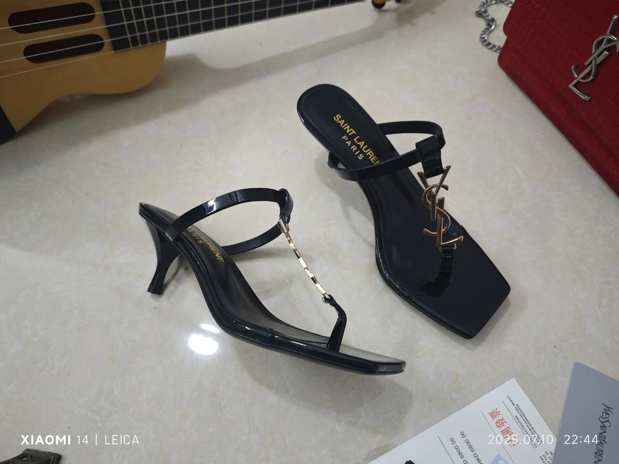 😍😍😍2025最新款😍😍😍 💰240顶级版本【Saint Laurent】YSL 圣罗兰logo细跟油边凉鞋😍今年必定俘虏无数美女的一款 👠后带完美的露肤度更显得白显瘦,经典时尚百搭款 低调中透露出高雅气质💃材料采用进口原版漆皮牛皮做面,内里垫脚采用进口羊皮,大底原版复刻的真皮大底,跟高6.5cm,超强度一体压铸而成,通过各种高强度测试都不会断跟(掰砍砸),这是让人眼前一亮的性感凉鞋,码数35-40(41/42/34定制不退换)