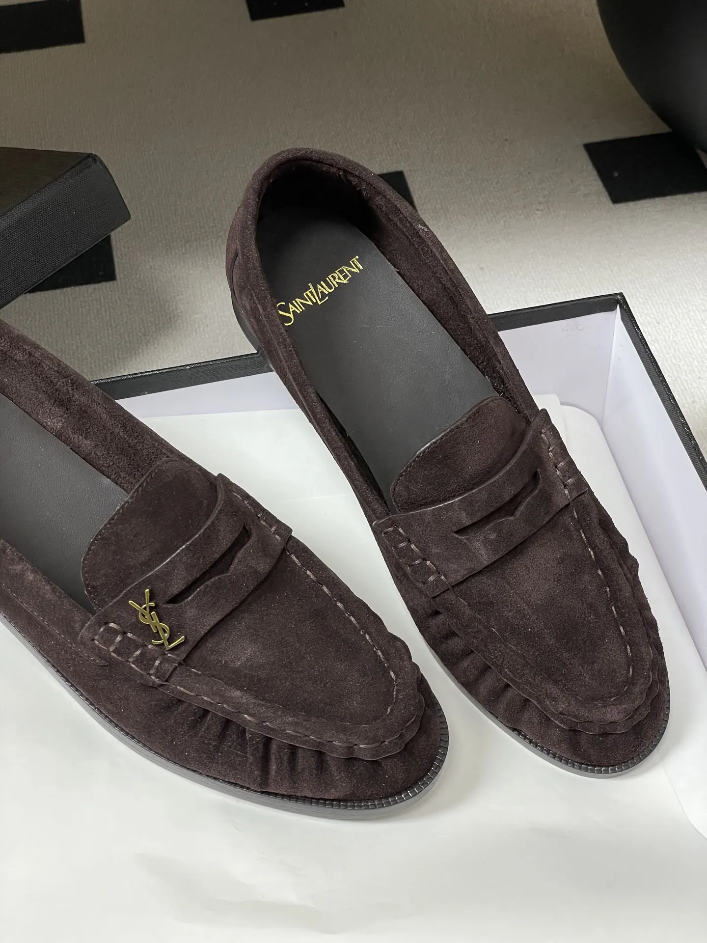 p310-顶级品质 Saint Laurent 圣罗兰fw26 new arrival～ YSL LE LOAFER系列 26Fw春夏新款复古质感鳗鱼纹褶皱乐福鞋/穆勒鞋麂皮绒面老钱风单鞋/半拖鞋一脚蹬休闲鞋 标志性褶皱鞋头+手工莫卡辛缝线，自带复古松弛感；鞋身是乐福鞋经典一脚蹬设计，搭配金属YSL标志，简约又有辨识度。 皮革内衬+真皮大底，质感和舒适度都在线。风格适配性强，既能搭正装（西装/裙装）走精致路线，也能配休闲装，牛仔裤/卫衣，打造松弛感，属于&ldquo;一鞋多穿&rdquo;的轻奢单品。 鞋面：牛皮/胎牛反绒/牛油皮 内里垫脚：丝绸羊皮 鞋底：意大利双层加厚真皮大底 码数：35-39（40.41定做不退换）