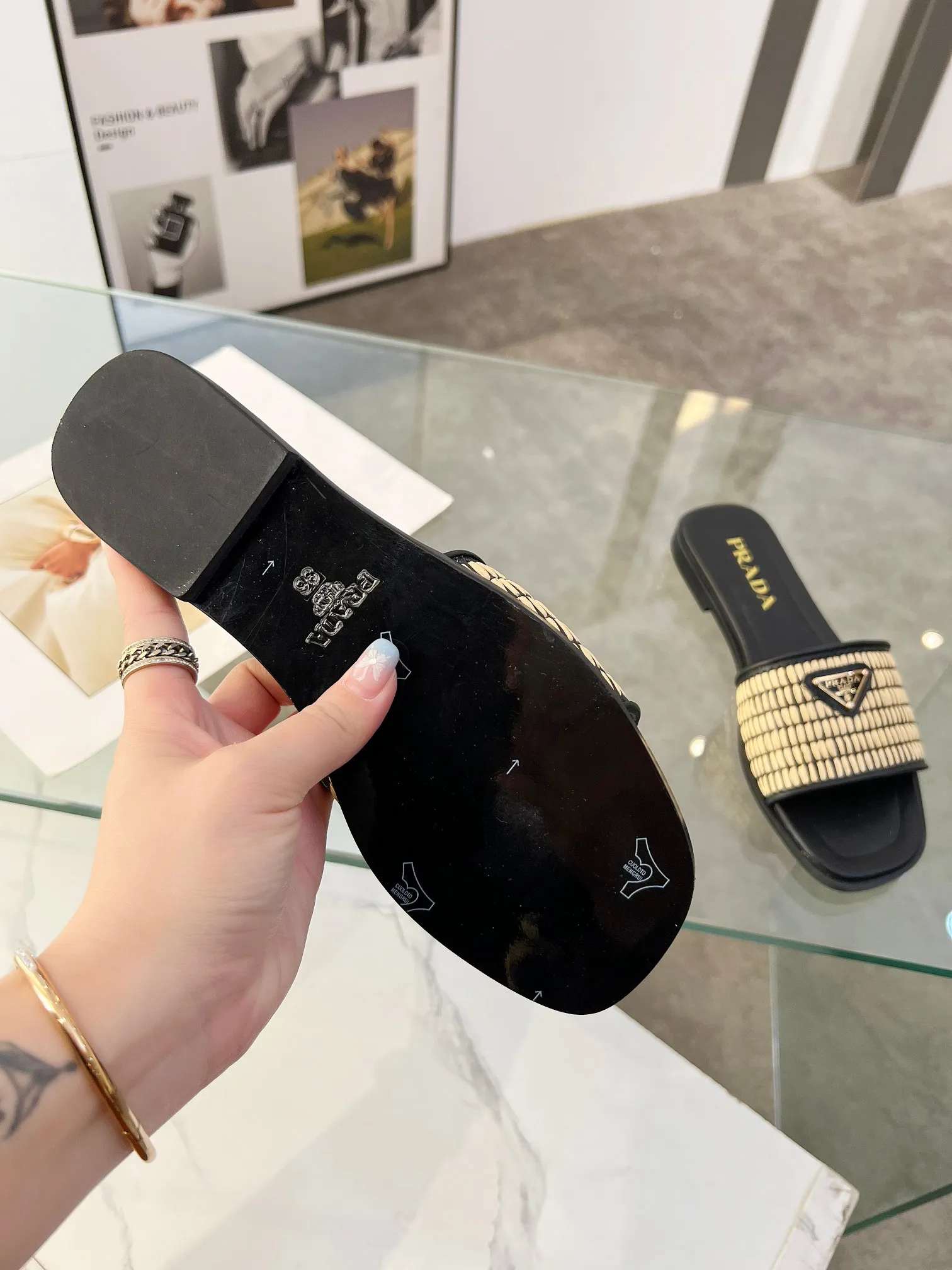 25ss普拉达🔥爆款抢先上。经典三角标系列。纯人工编制pp草，35-42码。橡胶底￥180。真皮底200