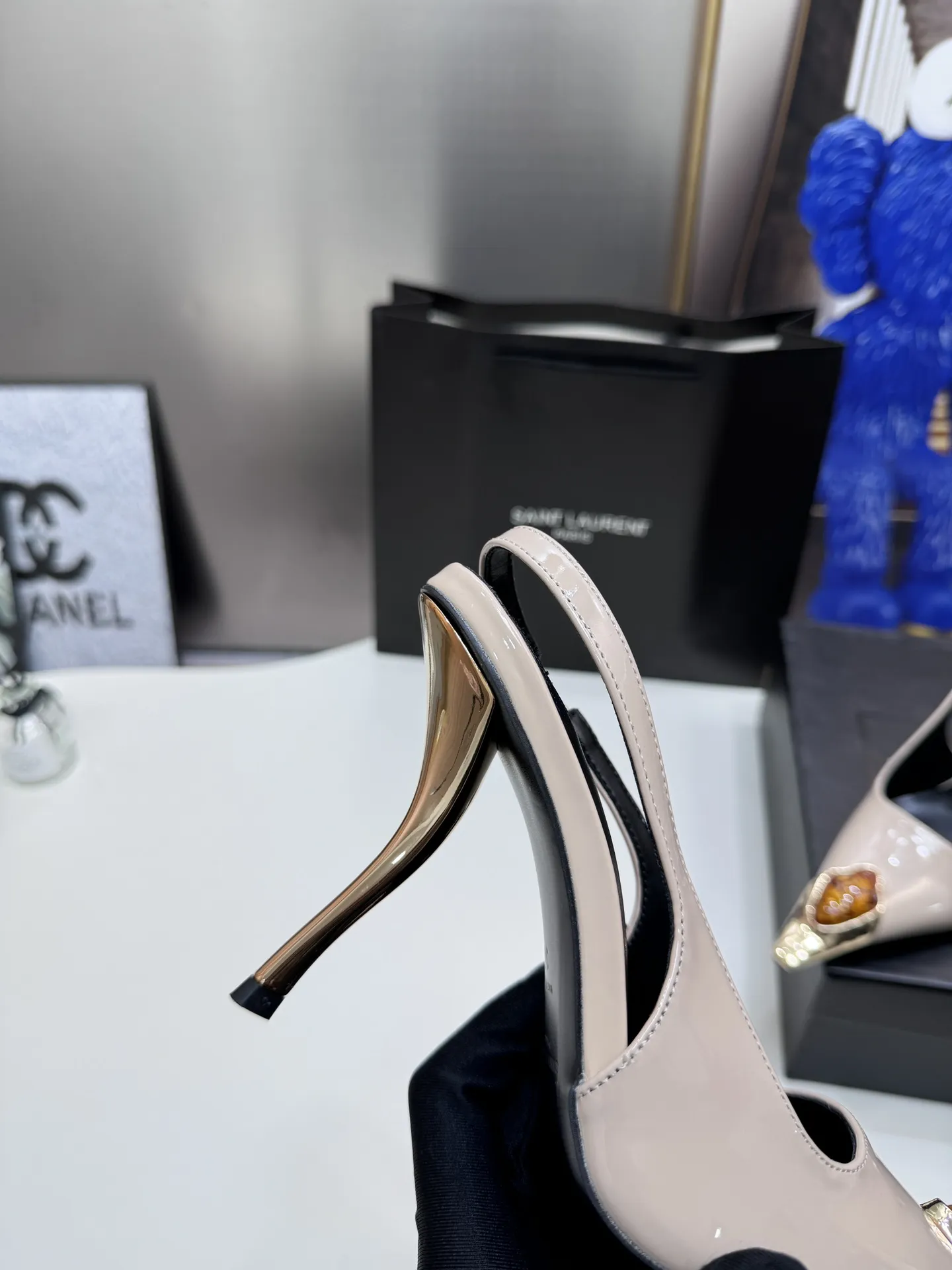 橙子出厂价💰105 Saint lauret 圣罗兰 YSL新款 复古宝石高跟凉鞋 高跟鞋 细跟单鞋 优雅大气 各种小裙子搭配起来 完全不挑脚型哦 通透的闪钻在光线的照耀下呈现幻彩 真的美的过分 上脚显白的让人上头！细巧水晶链饰点亮脚踝纤雅线条 释放无限♾优雅魅力 探索更多臻选高跟鞋！ 跟高：7CM、9CM 码数：34-40