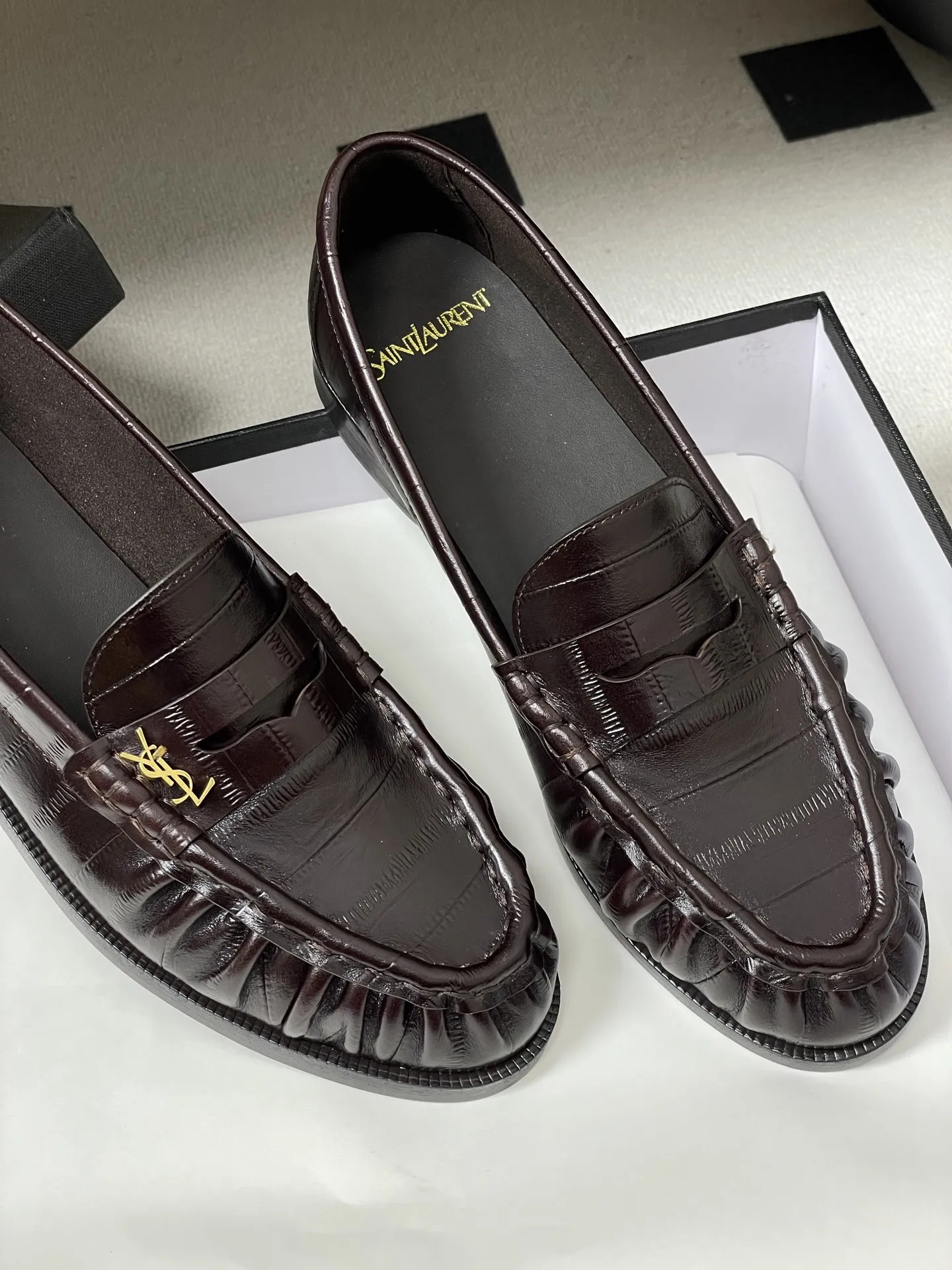p310-顶级品质 Saint Laurent 圣罗兰fw26 new arrival~ YSL LE LOAFER系列 26Fw春夏新款复古质感鳗鱼纹褶皱乐福鞋/穆勒鞋麂皮绒面老钱风单鞋/半拖鞋一脚蹬休闲鞋 标志性褶皱鞋头+手工莫卡辛缝线,自带复古松弛感;鞋身是乐福鞋经典一脚蹬设计,搭配金属YSL标志,简约又有辨识度。 皮革内衬+真皮大底,质感和舒适度都在线。风格适配性强,既能搭正装(西装/裙装)走精致路线,也能配休闲装,牛仔裤/卫衣,打造松弛感,属于“一鞋多穿”的轻奢单品。 鞋面:牛皮/胎牛反绒/牛油皮 内里垫脚:丝绸羊皮 鞋底:意大利双层加厚真皮大底 码数:35-39(40.41定做不退换)