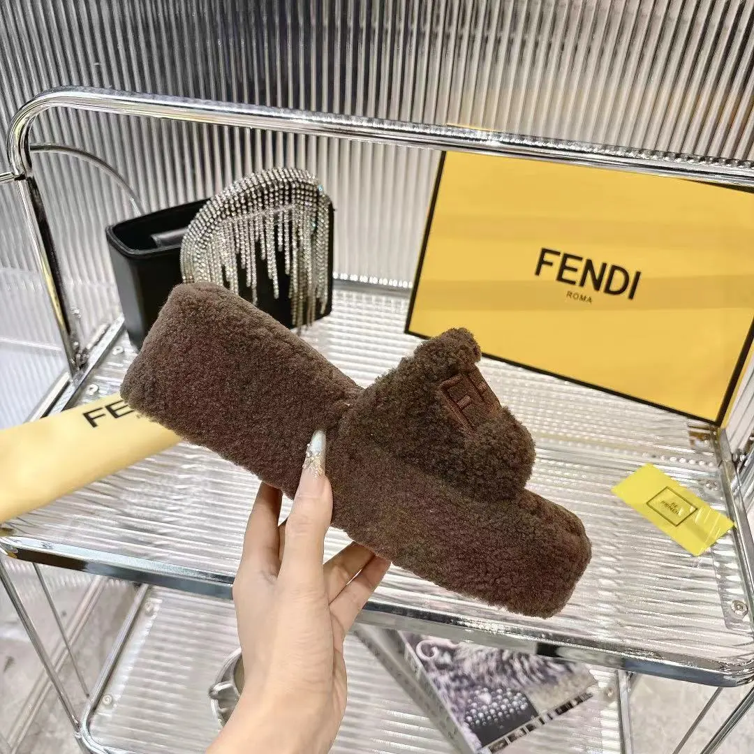 l新款 FENDI 芬迪毛毛拖，专柜原装正版原版复刻爆款来袭✨今天给你们分享这款超火的 FENDI 芬迪毛毛拖！👏 🐑采用原版羊羔毛，质感无敌，摸上去那叫一个柔软舒服，就像踩在云朵上☁️，而且真的是超级暖和 👠全真皮羊羔毛材质，尽显原版品质，从鞋面到鞋垫，每一处细节都彰显着精致与奢华。 😎上脚效果更是惊艳，不仅好看时尚，还能瞬间提升整体穿搭的格调，让你成为街头的时尚焦点。 🎁原版包装，仪式感满满。 📏码数:35 -40 码出厂价💰240元