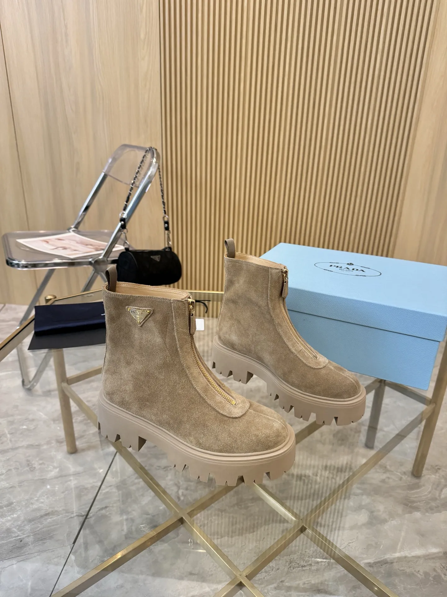 出厂价羊毛裡330.皮裡💰290 PRAD* 25ss普拉达经典三角标一脚蹬王炸女靴 冬天买不到的系列，绝对是今年的大爆款！！贼好看！Prada靴子真的很哇塞！上脚大气显腿瘦气质这块刚好拿捏 鞋面：牛猄 内里：牛皮，羊毛裡 大底：原板开模大底 Size：35-41