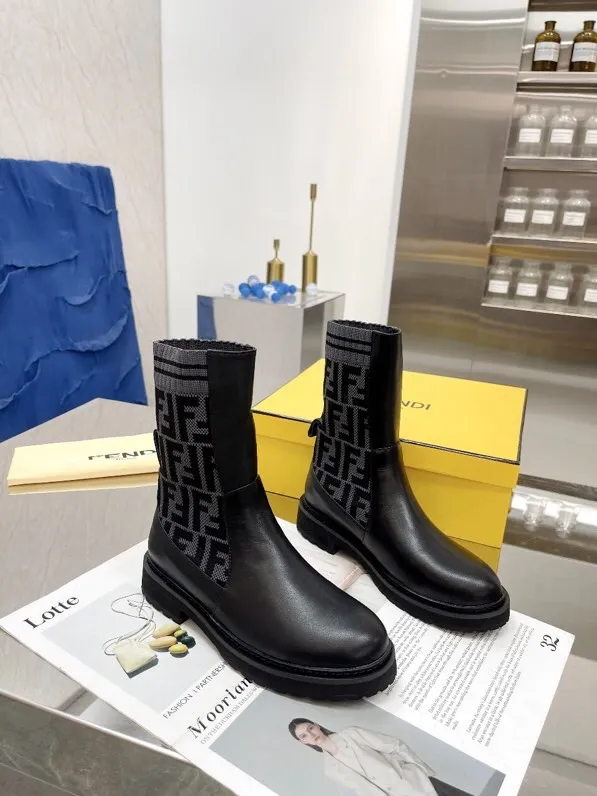 长期有货，，工厂💖p260 🔥🔥经典FenDi马丁靴（专柜都是断货王）各种单品都印上了FF logo&hellip;💖💖💖 今年新色🌈🌈🌈logo大气时尚 明星欧阳娜娜 大表姐刘雯都有穿的经典款 材质:原版1:1复刻针织靴筒 鞋面:选用顶级定制哑光一级牛皮 🔥🔥专柜同款大底➰橡胶泡沫底➕耐磨绒沿条 脚感超轻 ～🌺🌺🌺 尺码:35&ndash;40:☘️(40.41.42不退换)