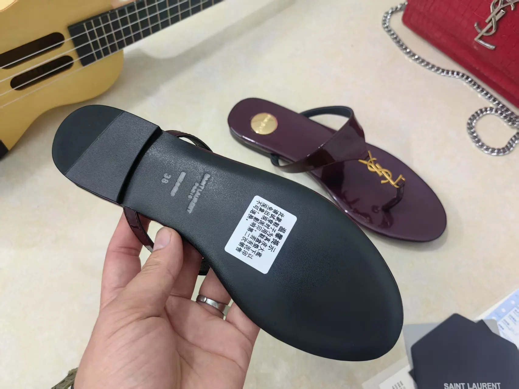 💰220【Saint Laurent】圣罗兰、平板夹脚凉鞋💃2025早春专柜同步最新款、YSL、Logo字母钻扣装饰👠 经典上乘美艳力作 专柜最火春夏系列 兼备气质 时尚 经典耐看的设计风格 😌上脚效果特别美〰️饰扣金色扣，材料采用🇮🇹意大利进口小黑牛，黑漆皮，卡其色经典工艺，、内里、垫脚；绵羊皮、 码数34-41码（34.41./42要定做，不退换）大底；进口真皮大底、配专柜全套包装