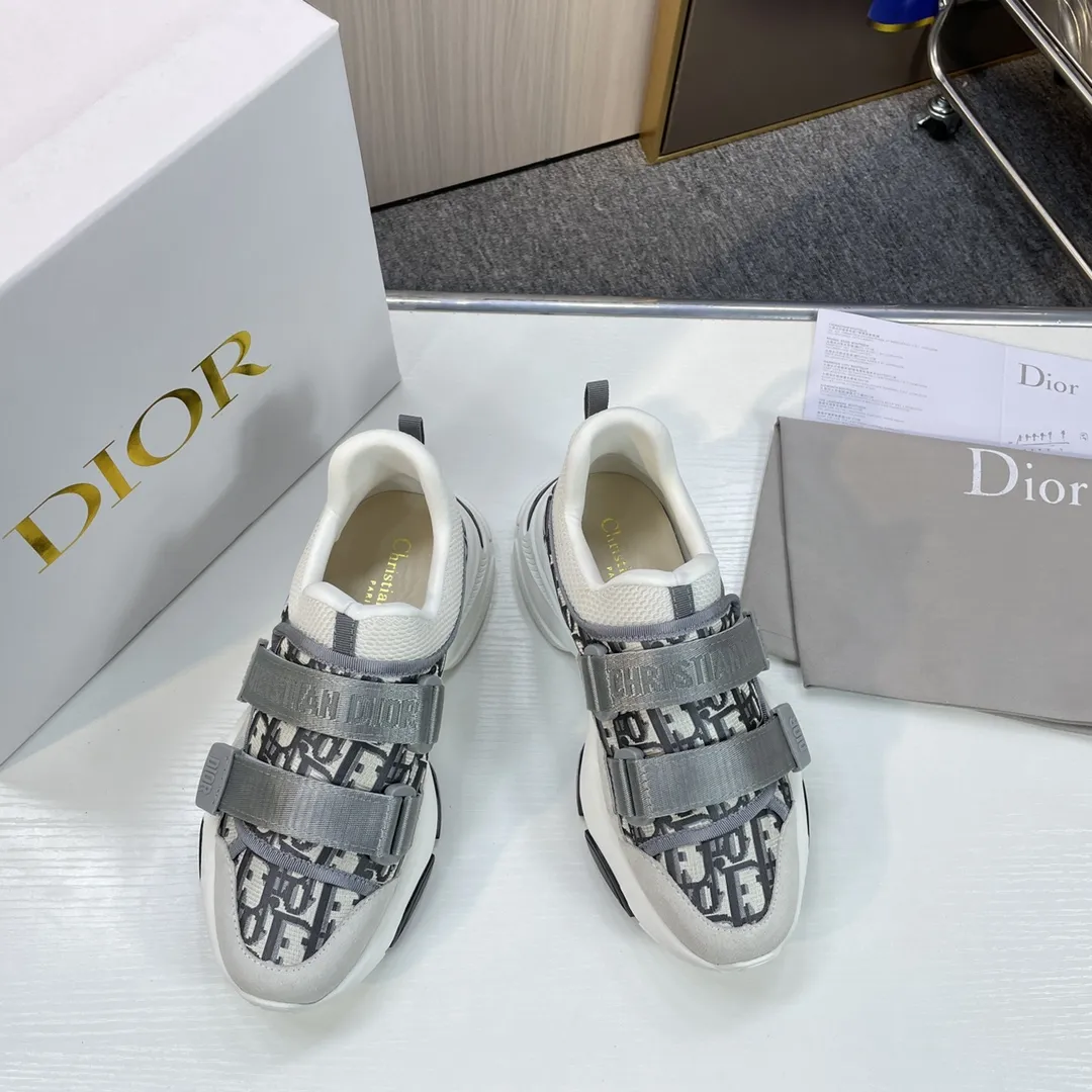 橙子出厂价💰170 Dior 迪奥 魔术贴休闲运动鞋 增高厚底老爹鞋 完美复刻 版型超级正 鞋面对原版科技面料迷彩 质感超好 牛皮垫脚 原版魔术贴织带可调节 松紧 对原版打码 开模原版组合发泡大底(TPU+RB+PU)轻盈舒适 厚底增高显瘦 运动时尚百搭 码数:35-42