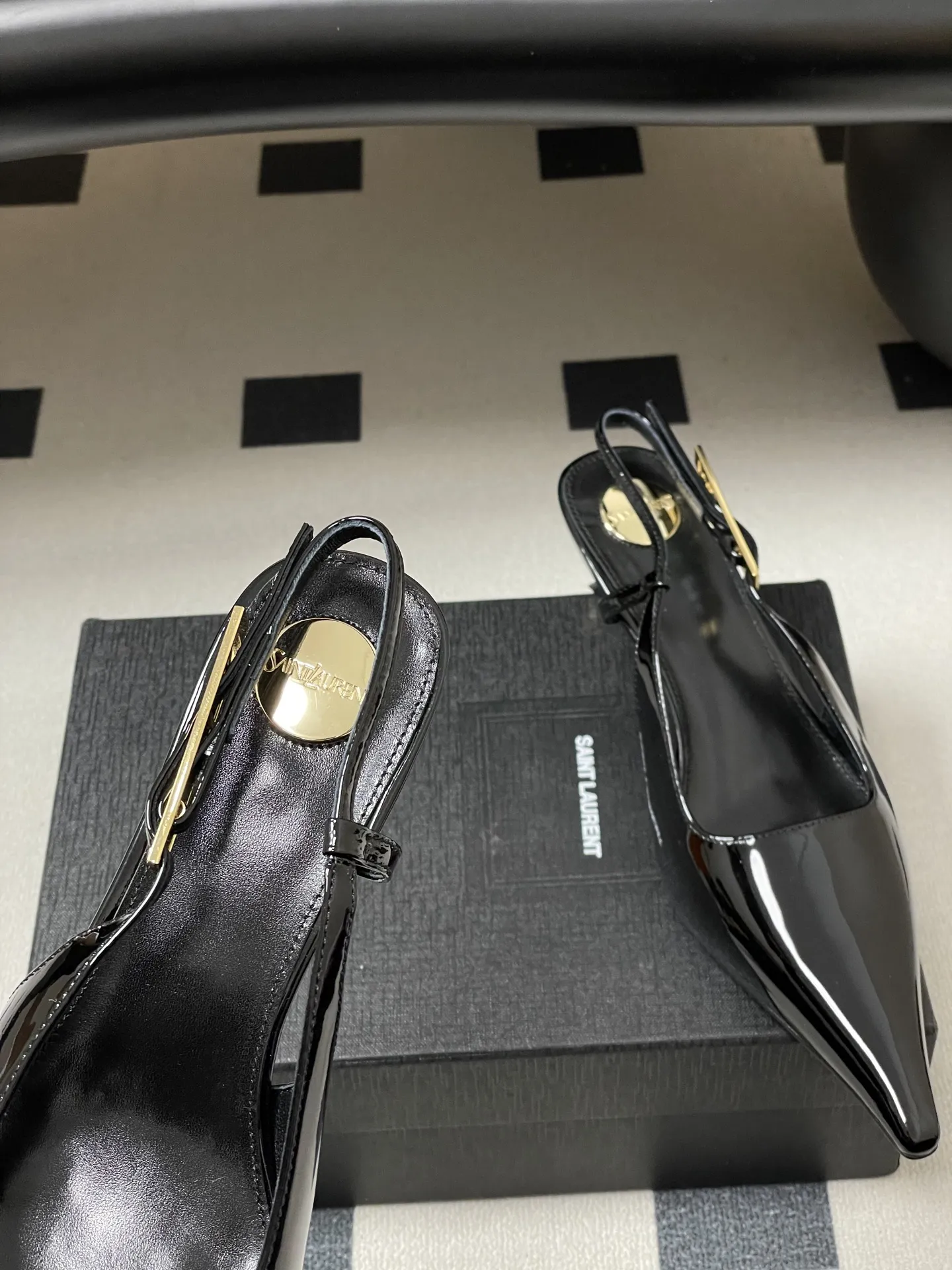 p290- Saint Laurent fw25 new arrival~ YSL圣罗兰2026春夏新款尖头小猫跟后空凉鞋亮面高跟鞋🆕异形金色跟凉鞋 整个鞋非常的简约大气~小尖头更加的精致时髦可以看到我们鞋子侧面是按照人体腿型设计出来的弧度~上脚非常秀气好看不挑人~拉长腿型~适合各种场合搭配~秋冬穿搭必备单品! 鞋面:牛漆皮 内里垫脚:羊皮 鞋底:意大利真皮大底 跟高:5.5cm 码数:35-39(40.41定做不退换)