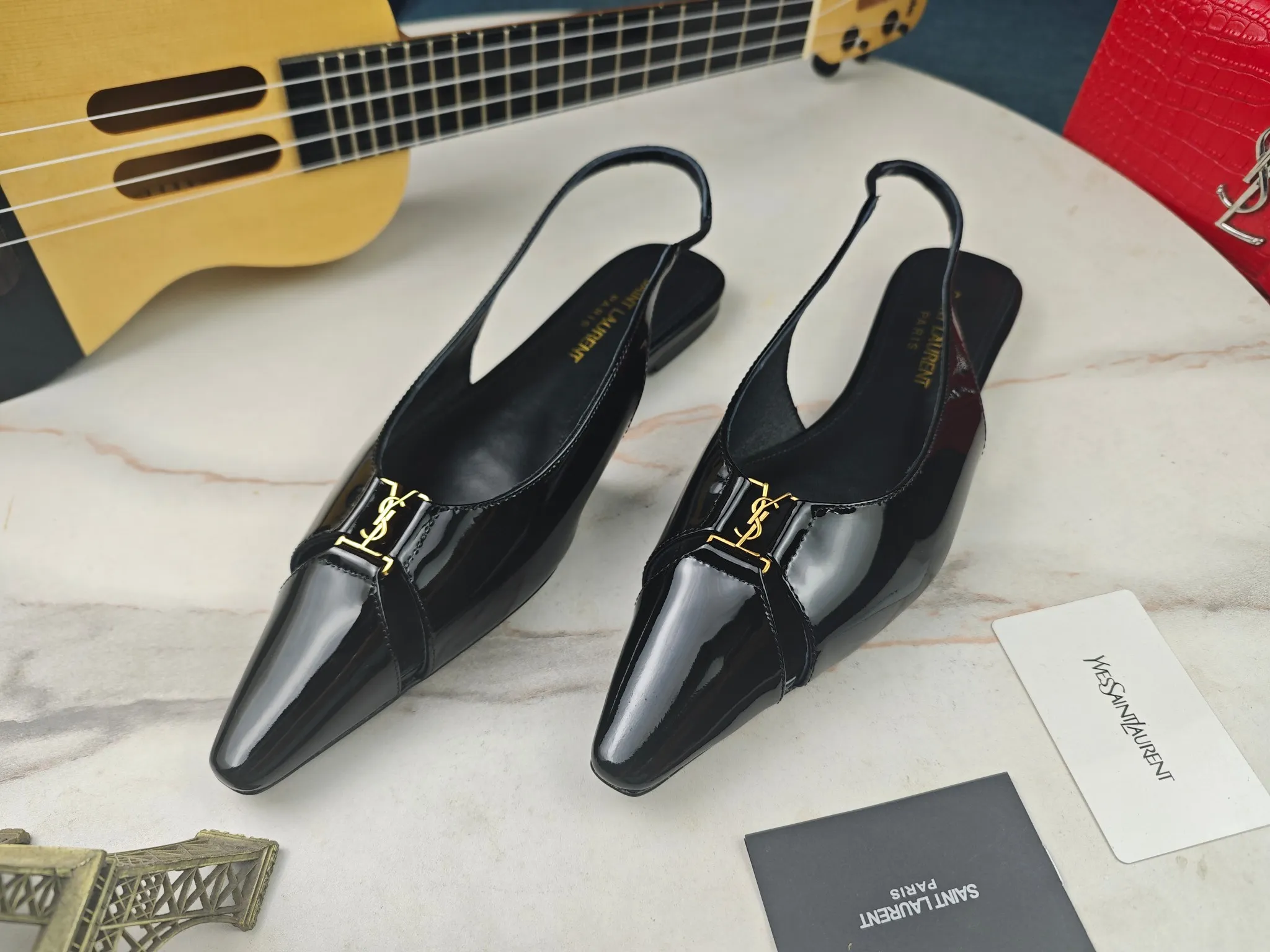 工厂价💰250【Saint Laurent】圣罗兰、平跟ysl字凉鞋💃2024早秋专柜同步最新款、YSL、装饰👠 经典上乘美艳力作 专柜最火春夏系列 兼备气质 时尚 经典耐看的设计风格 😌上脚效果特别美〰️,材料采用🇮🇹意大利进口小黑牛,进口黑漆皮、内里、垫脚;绵羊皮、平跟凉鞋,码数35-41码(34.41.42要定做,不退换)大底;进口真皮大底、配专柜全套包装