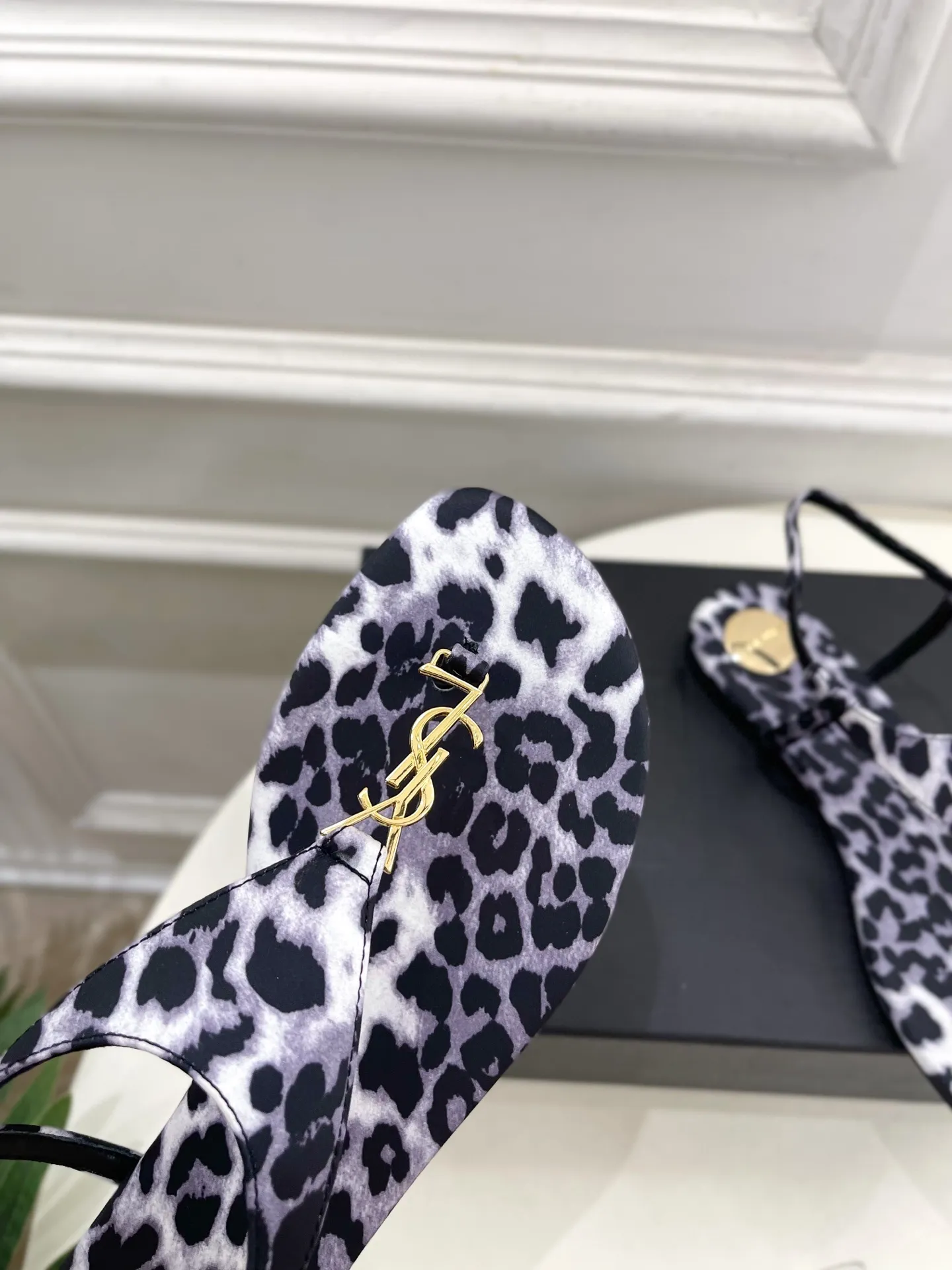 SAIN*LAURENT 圣罗兰 2025早春新品 YSL 夹脚凉鞋上新☑️ —————————————— 顶级版‼️YSL超美的一款 以全新的诠释方式首发!极简主义风格 设计超级修饰腿型 复古时髦风格 随意搭配都好看! 鞋面:原版定制布料 内里:进口混种羊皮 大底:意大利真皮大底 跟高:平底 码数:35-39(34、40可定做) 价格:💰250