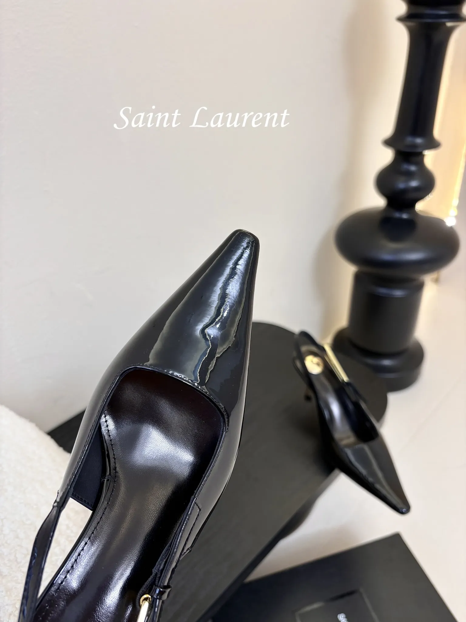 💰270 独家爆品 Saint Lauren* 小金条高跟鞋 依日延续以往的高级和优雅ysl 小金条鞋跟真的太好看啦! Saint Laurent 方形尖头露跟高跟鞋 小金条鞋跟真的充分突显利落极简 年会聚会party必备 秒杀全场款 太吸睛了 鞋面:定制牛漆皮 大底:真皮大底 跟高:6.5CM 码数:35-40(40定制不退换