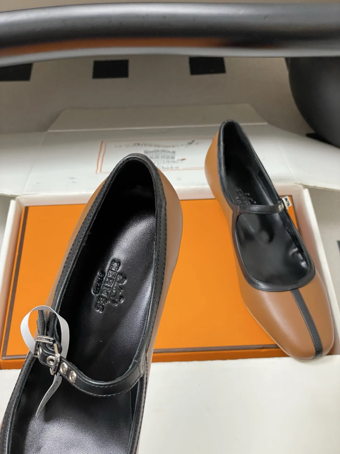 p330-顶级品质 Hermes 爱马仕🐎 H家25s早秋新款 Lilibeth 40高跟鞋 芭蕾舞鞋玛丽珍小猫跟单鞋 Toscan小牛皮高跟鞋，搭配标志性&lsquo;H&rsquo;鞋扣和撞色滚边。打造精致柔美造型。 尖头设计经典且时尚，能够在视觉上拉长腿部线条，使双脚看起来更加修长。鞋面上有一条细长的鞋带，增加了鞋子的层次感和设计感。鞋带上配有一个精致的金属扣装饰，为整体造型增添了一丝亮点和时尚感。 这双鞋整体风格简约而不失优雅，融合了经典与时尚元素。主色调使其具有很强的百搭性，无论是搭配正式的服装还是休闲的服饰，都能展现出不同的风格魅力。 鞋面：小牛皮/定制真丝绒 内里垫脚：小羊皮 鞋底：意大利A级真皮大底 跟高：4cm 码数：35-39（40.41.42 定做不退换）