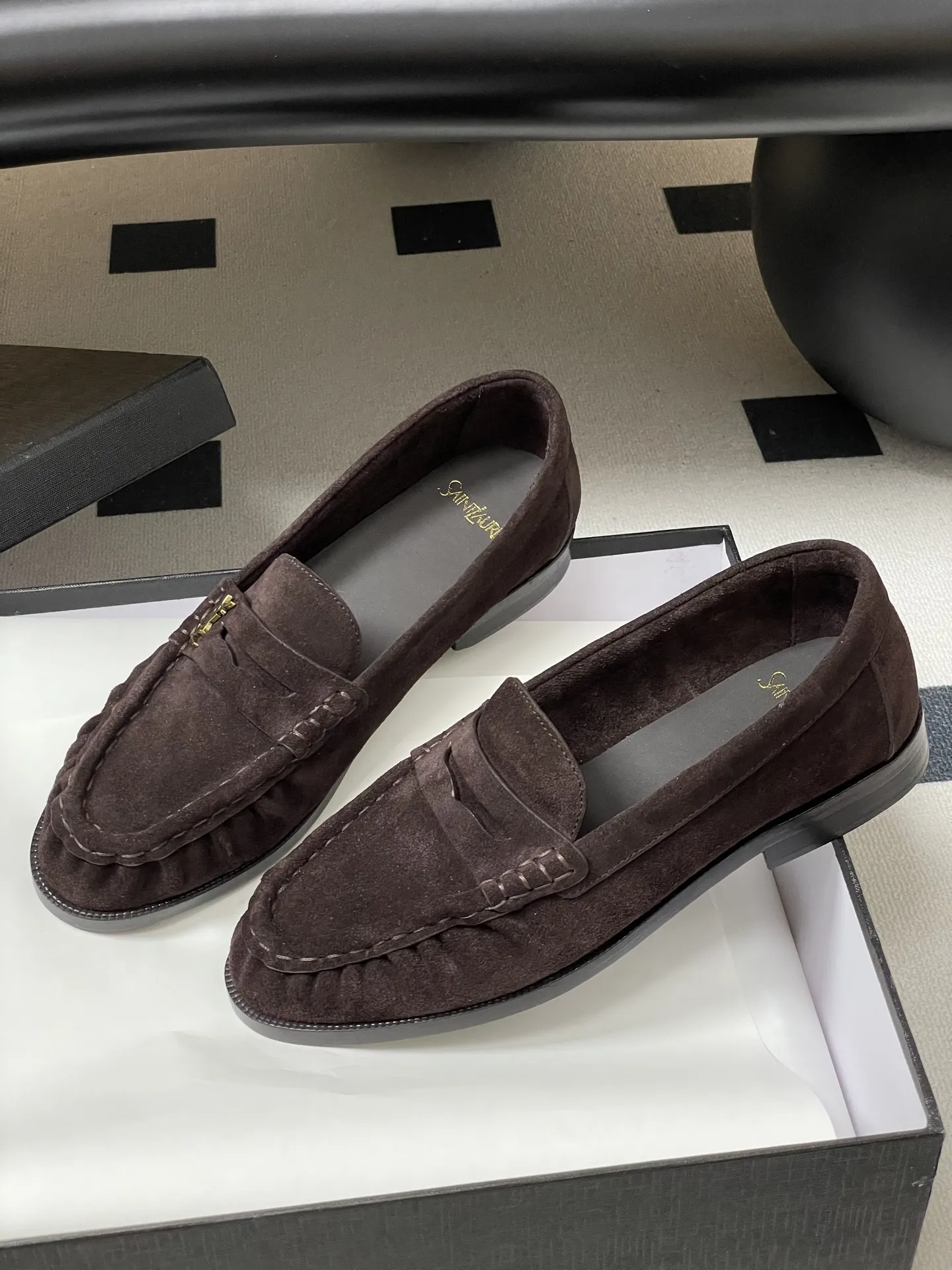 p310-顶级品质 Saint Laurent 圣罗兰fw26 new arrival～ YSL LE LOAFER系列 26Fw春夏新款复古质感鳗鱼纹褶皱乐福鞋/穆勒鞋麂皮绒面老钱风单鞋/半拖鞋一脚蹬休闲鞋 标志性褶皱鞋头+手工莫卡辛缝线，自带复古松弛感；鞋身是乐福鞋经典一脚蹬设计，搭配金属YSL标志，简约又有辨识度。 皮革内衬+真皮大底，质感和舒适度都在线。风格适配性强，既能搭正装（西装/裙装）走精致路线，也能配休闲装，牛仔裤/卫衣，打造松弛感，属于&ldquo;一鞋多穿&rdquo;的轻奢单品。 鞋面：牛皮/胎牛反绒/牛油皮 内里垫脚：丝绸羊皮 鞋底：意大利双层加厚真皮大底 码数：35-39（40.41定做不退换）