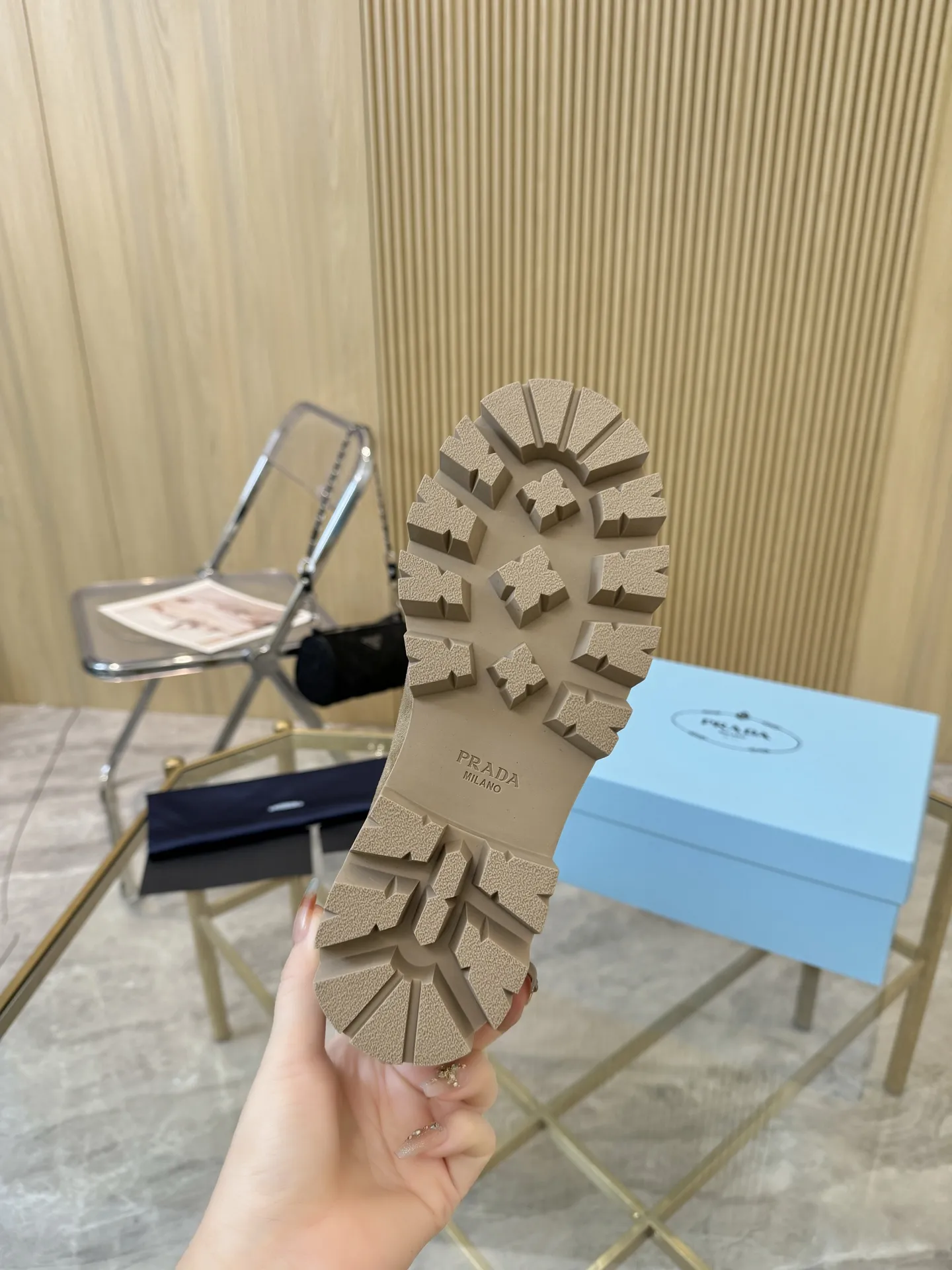 出厂价羊毛裡330.皮裡💰290 PRAD* 25ss普拉达经典三角标一脚蹬王炸女靴 冬天买不到的系列,绝对是今年的大爆款!!贼好看!Prada靴子真的很哇塞!上脚大气显腿瘦气质这块刚好拿捏 鞋面:牛猄 内里:牛皮,羊毛裡 大底:原板开模大底 Size:35-41