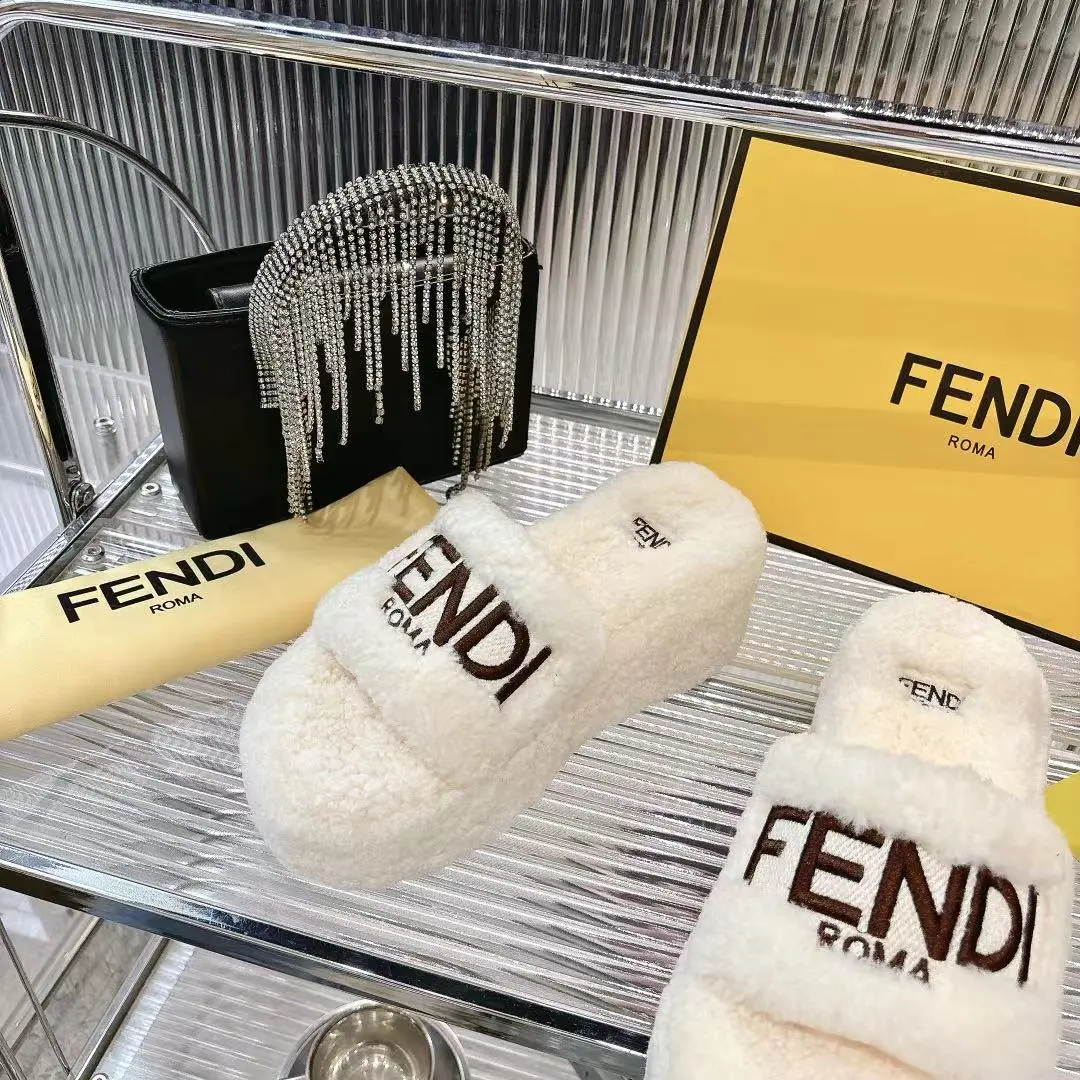 l新款 FENDI 芬迪毛毛拖,专柜原装正版原版复刻爆款来袭✨今天给你们分享这款超火的 FENDI 芬迪毛毛拖!👏 🐑采用原版羊羔毛,质感无敌,摸上去那叫一个柔软舒服,就像踩在云朵上☁️,而且真的是超级暖和 👠全真皮羊羔毛材质,尽显原版品质,从鞋面到鞋垫,每一处细节都彰显着精致与奢华。 😎上脚效果更是惊艳,不仅好看时尚,还能瞬间提升整体穿搭的格调,让你成为街头的时尚焦点。 🎁原版包装,仪式感满满。 📏码数:35 -40 码出厂价💰240元