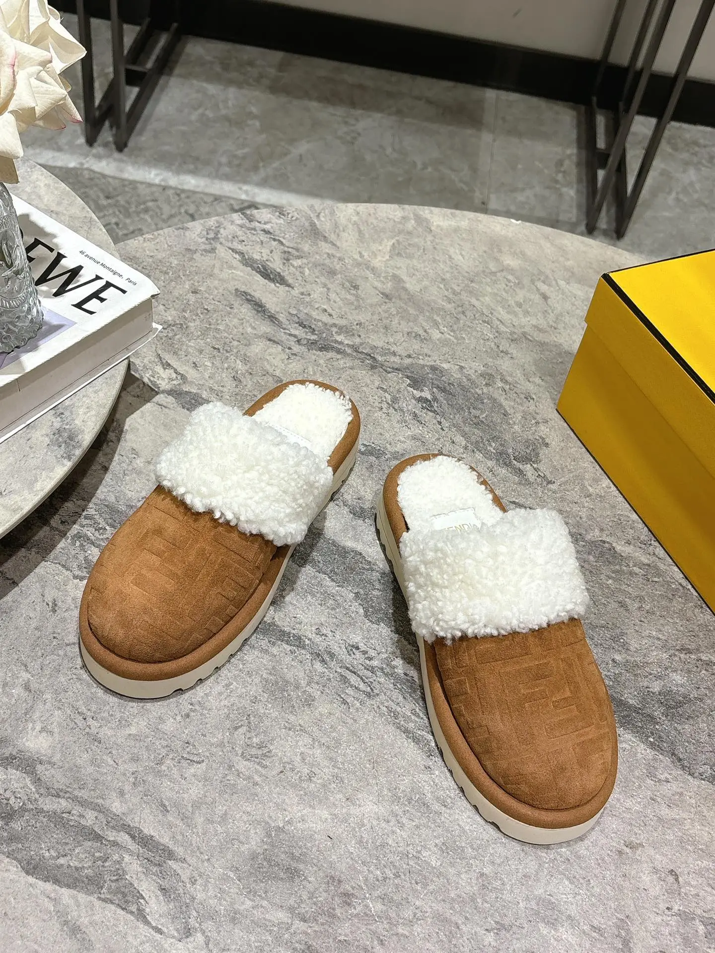 💰280 FENDI芬迪秋冬最新款毛拖 这款拖鞋今年非常爆,FF元素搭配非常时尚 超酷个性非常强!潮派炸街!为数不多的超大牌毛拖 高级级感满满 各大网红明星同款!冬季南方小土豆必备爆款🔥 ⚠面料:进口牛皮面压花 高丝光绒 定制布面 内里真羊毛 独家私模防滑发泡大底 这款鞋子上脚非常舒服,脚感很棒 码数:35-39🐴(40 41定制)