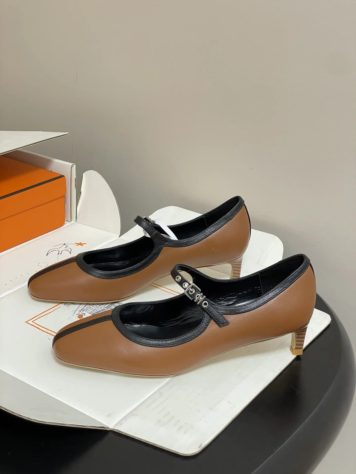 p330-顶级品质 Hermes 爱马仕🐎 H家25s早秋新款 Lilibeth 40高跟鞋 芭蕾舞鞋玛丽珍小猫跟单鞋 Toscan小牛皮高跟鞋,搭配标志性‘H’鞋扣和撞色滚边。打造精致柔美造型。 尖头设计经典且时尚,能够在视觉上拉长腿部线条,使双脚看起来更加修长。鞋面上有一条细长的鞋带,增加了鞋子的层次感和设计感。鞋带上配有一个精致的金属扣装饰,为整体造型增添了一丝亮点和时尚感。 这双鞋整体风格简约而不失优雅,融合了经典与时尚元素。主色调使其具有很强的百搭性,无论是搭配正式的服装还是休闲的服饰,都能展现出不同的风格魅力。 鞋面:小牛皮/定制真丝绒 内里垫脚:小羊皮 鞋底:意大利A级真皮大底 跟高:4cm 码数:35-39(40.41.42 定做不退换)