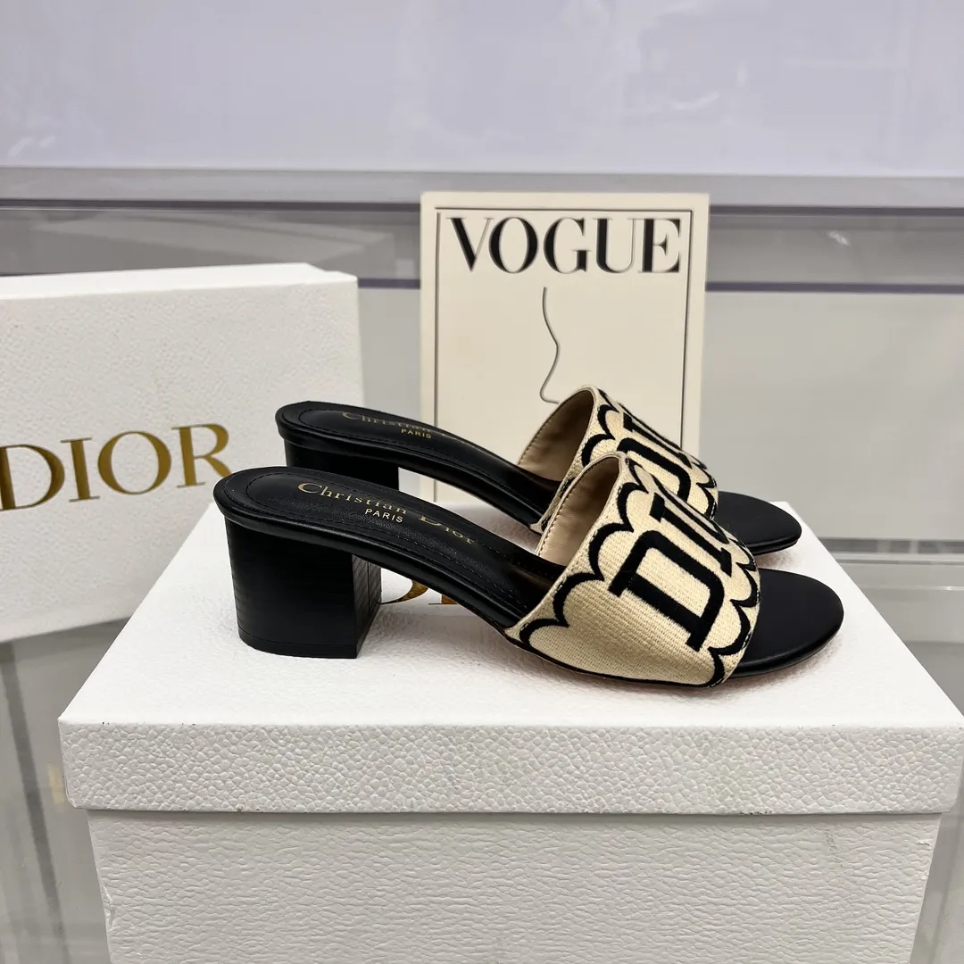 橙子出厂价💰80 Dior 迪奥春夏新款 刺绣字母拼色粗跟拖鞋 一字带中跟凉拖 跟高:4.5CM 码数:35-42