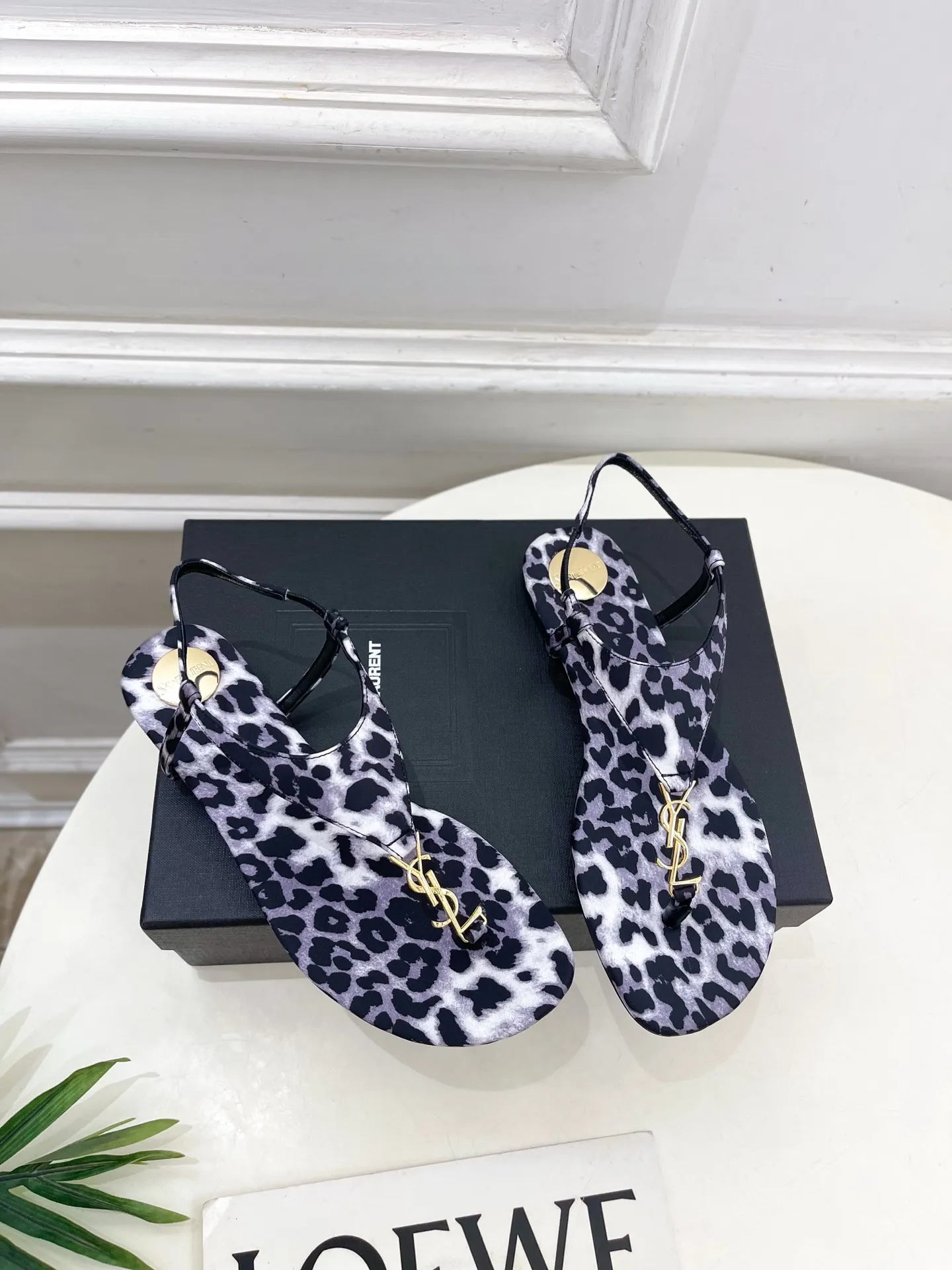 SAIN*LAURENT 圣罗兰 2025早春新品 YSL 夹脚凉鞋上新☑️ —————————————— 顶级版‼️YSL超美的一款 以全新的诠释方式首发!极简主义风格 设计超级修饰腿型 复古时髦风格 随意搭配都好看! 鞋面:原版定制布料 内里:进口混种羊皮 大底:意大利真皮大底 跟高:平底 码数:35-39(34、40可定做) 价格:💰250