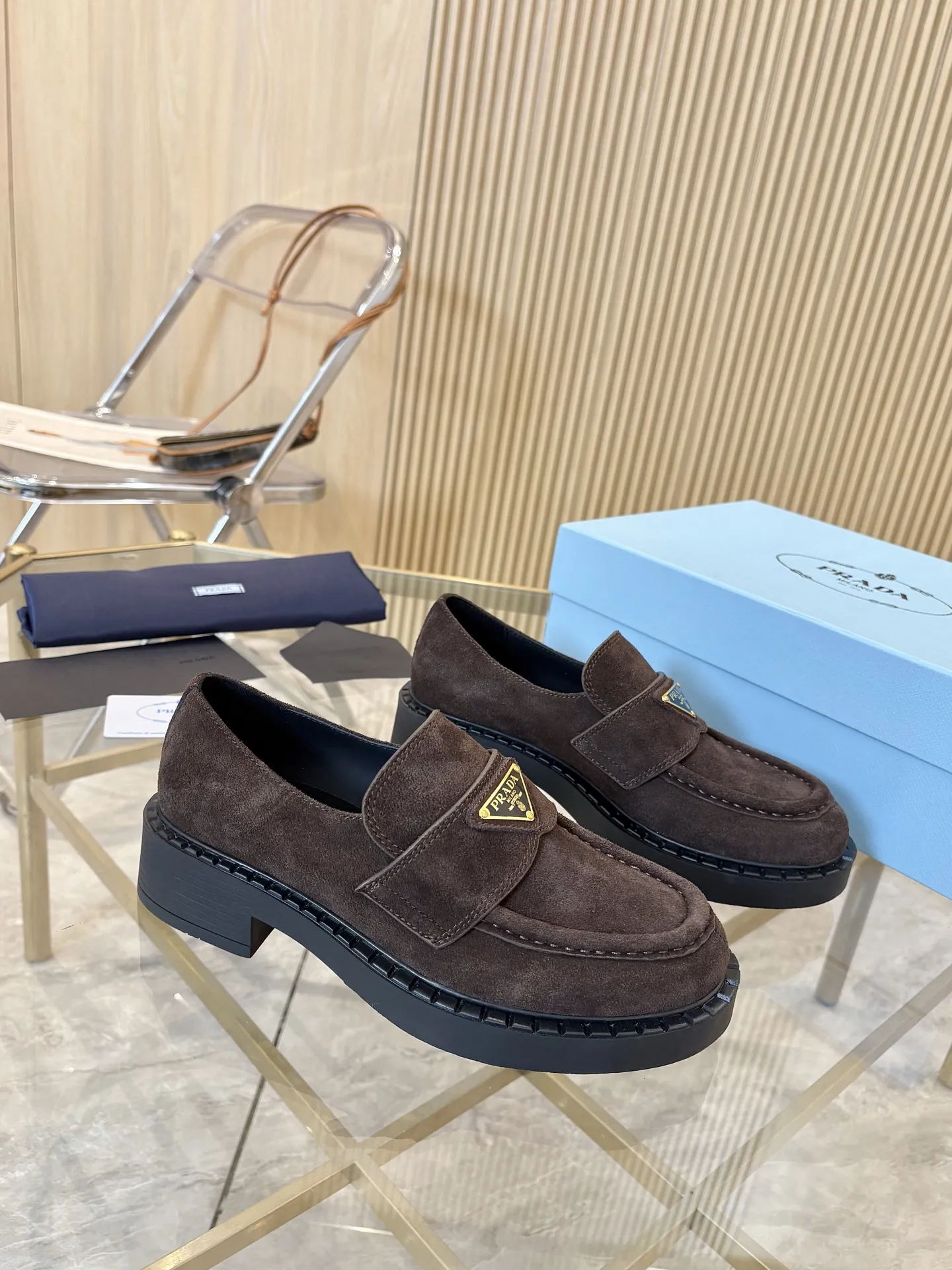 Prad顶级版本! 精品品质✅已认证💯 经典爆款prada普拉达最高版本1:1复刻。 春秋四季乐福德比鞋,经典银黑三角标, 搭配鞋面Logo微标细节,4.5cm跟高, 上脚舒适瘦腿, 引领时尚的小姐姐网红们最爱。 颜色:黑色,白色,黑/白, 鳄鱼纹,豹纹,咖啡色 包装:配专柜合格证,卡片, 纯棉布袋包装出货。 女款:34-41(34.40.41 须订做) 男款:39-46(39.45.46须订做) P S:女款240(男款加20)鳄鱼纹,马毛加10