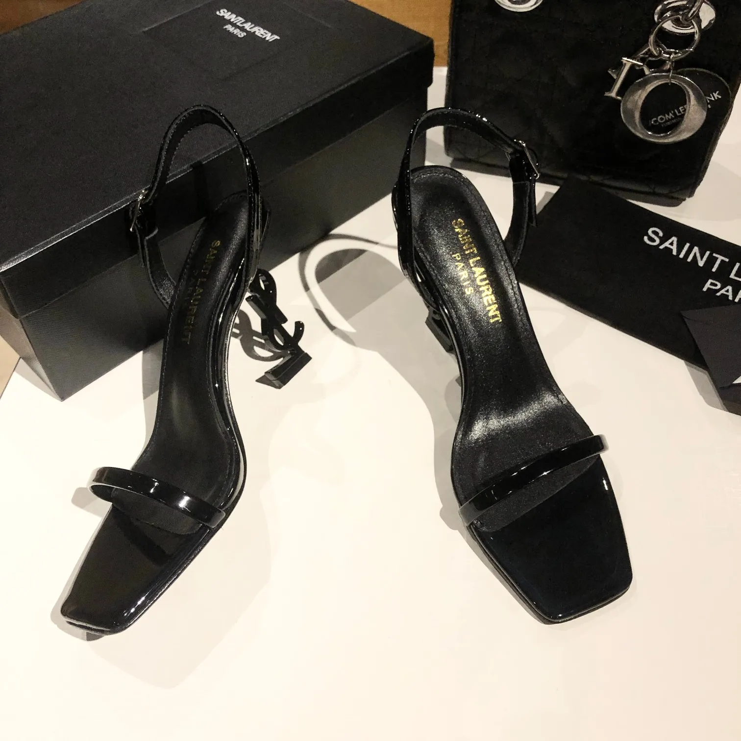 💰260「SAINT LAURENT 圣罗兰」YSL字母金属扣 烤漆YSL字母跟高跟凉鞋。特色的字母跟设计,独享不一样的风采。 ✨进口漆皮+水染羊皮里+意大利🇮🇹真皮大底。 ⚠️两种跟高:8cm,10.5cm 颜色:黑漆,黑皮,杏漆,红漆,粉色羊京 Size:35-40(40 41订做不退换)