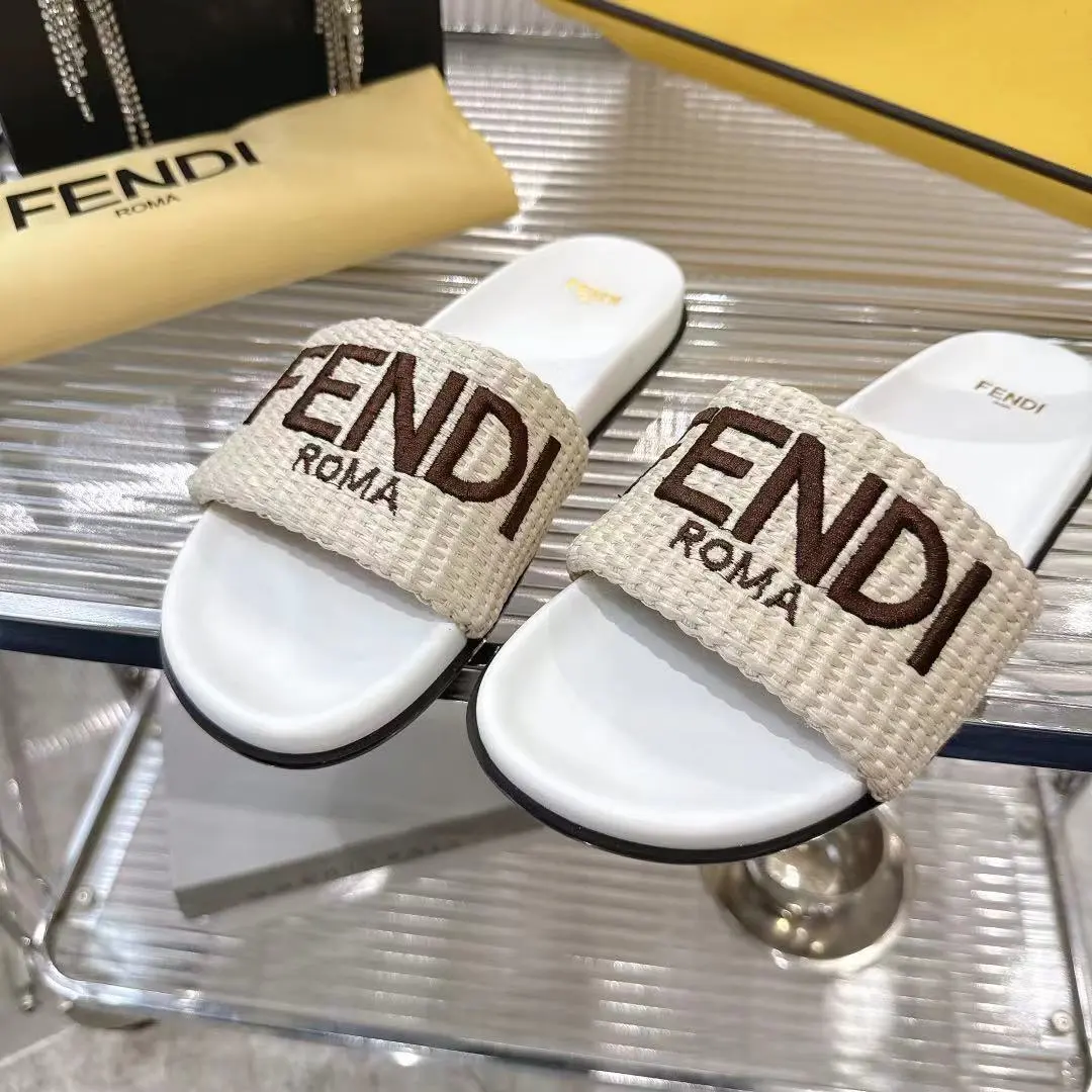 💰180元Fendi 25ss 芬迪系列平底拖鞋 每年必备FF拖今年还加了新的系列,美到无法言喻 绝好的穿着舒适感可是经典必备,各种风格搭配都Hold的住! ▪面料:进口原版编织 ▪内里:羊皮 ▪跟高:平底/3cm ▪鞋底:原版开模生胶底 ▪Size:35-39(40.41定做)