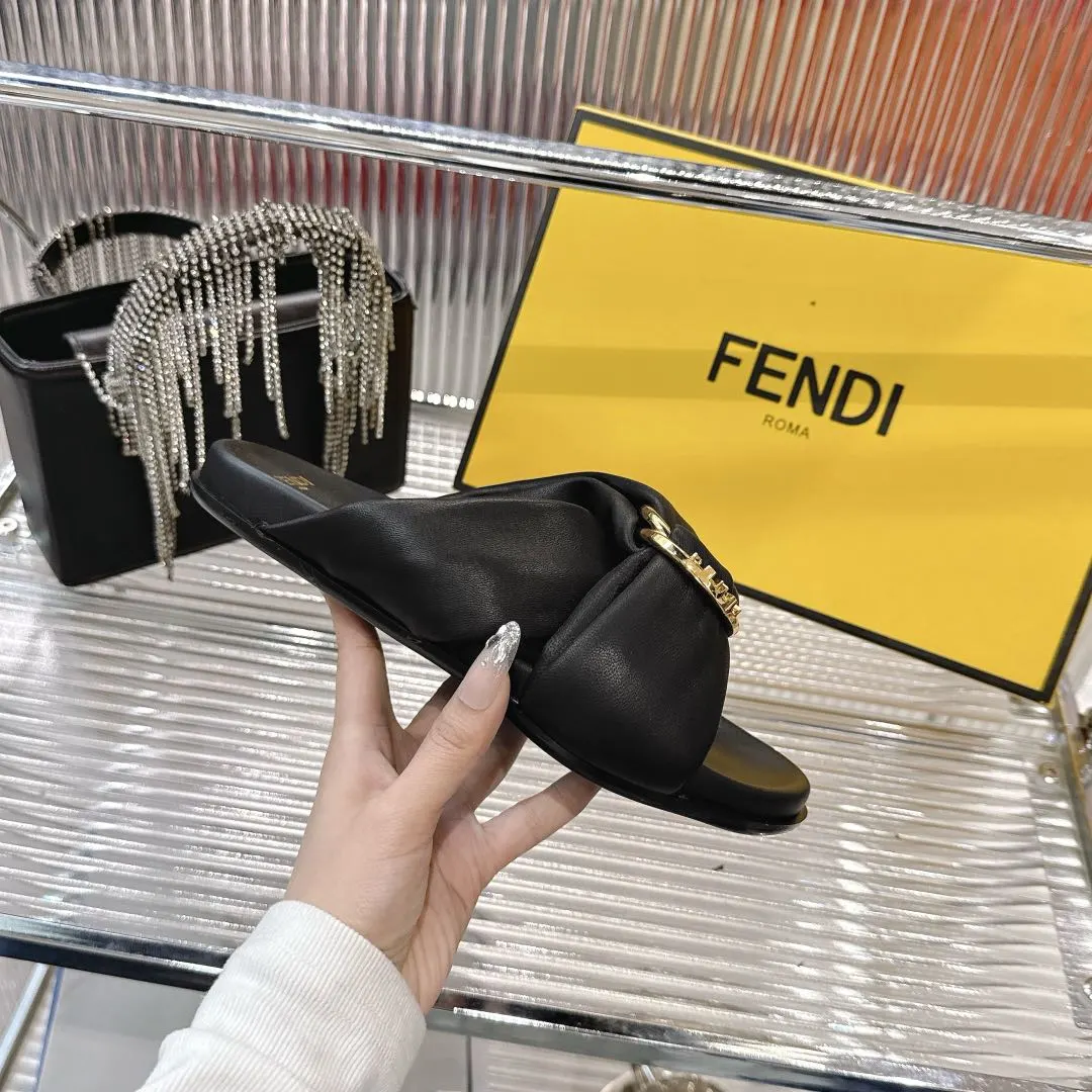 💰210元！Fendi 25ss 芬迪系列平底拖鞋 每年必备FF拖今年还加了新的系列，美到无法言喻 绝好的穿着舒适感可是经典必备，各种风格搭配都Hold的住！ ▪面料：羊皮 ▪内里：羊皮 ▪跟高：平底/3cm ▪鞋底：原版真皮大底 ▪Size：35-39（40.41定做）