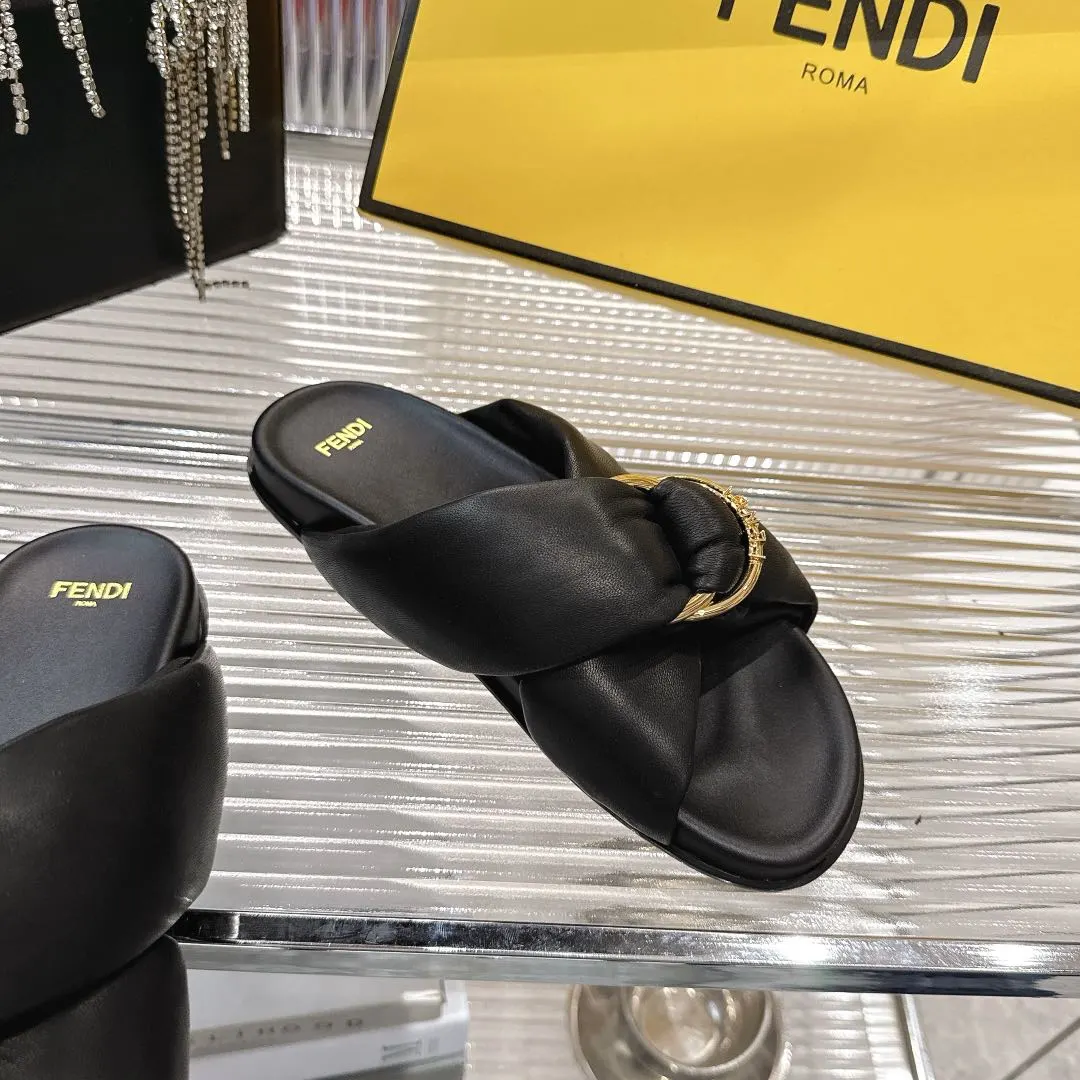 💰210元！Fendi 25ss 芬迪系列平底拖鞋 每年必备FF拖今年还加了新的系列，美到无法言喻 绝好的穿着舒适感可是经典必备，各种风格搭配都Hold的住！ ▪面料：羊皮 ▪内里：羊皮 ▪跟高：平底/3cm ▪鞋底：原版真皮大底 ▪Size：35-39（40.41定做）