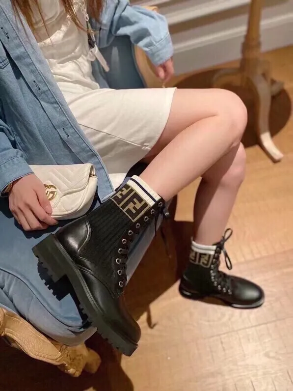长期有货，，工厂💖p260 🔥🔥经典FenDi马丁靴（专柜都是断货王）各种单品都印上了FF logo&hellip;💖💖💖 今年新色🌈🌈🌈logo大气时尚 明星欧阳娜娜 大表姐刘雯都有穿的经典款 材质:原版1:1复刻针织靴筒 鞋面:选用顶级定制哑光一级牛皮 🔥🔥专柜同款大底➰橡胶泡沫底➕耐磨绒沿条 脚感超轻 ～🌺🌺🌺 尺码:35&ndash;40:☘️(40.41.42不退换)
