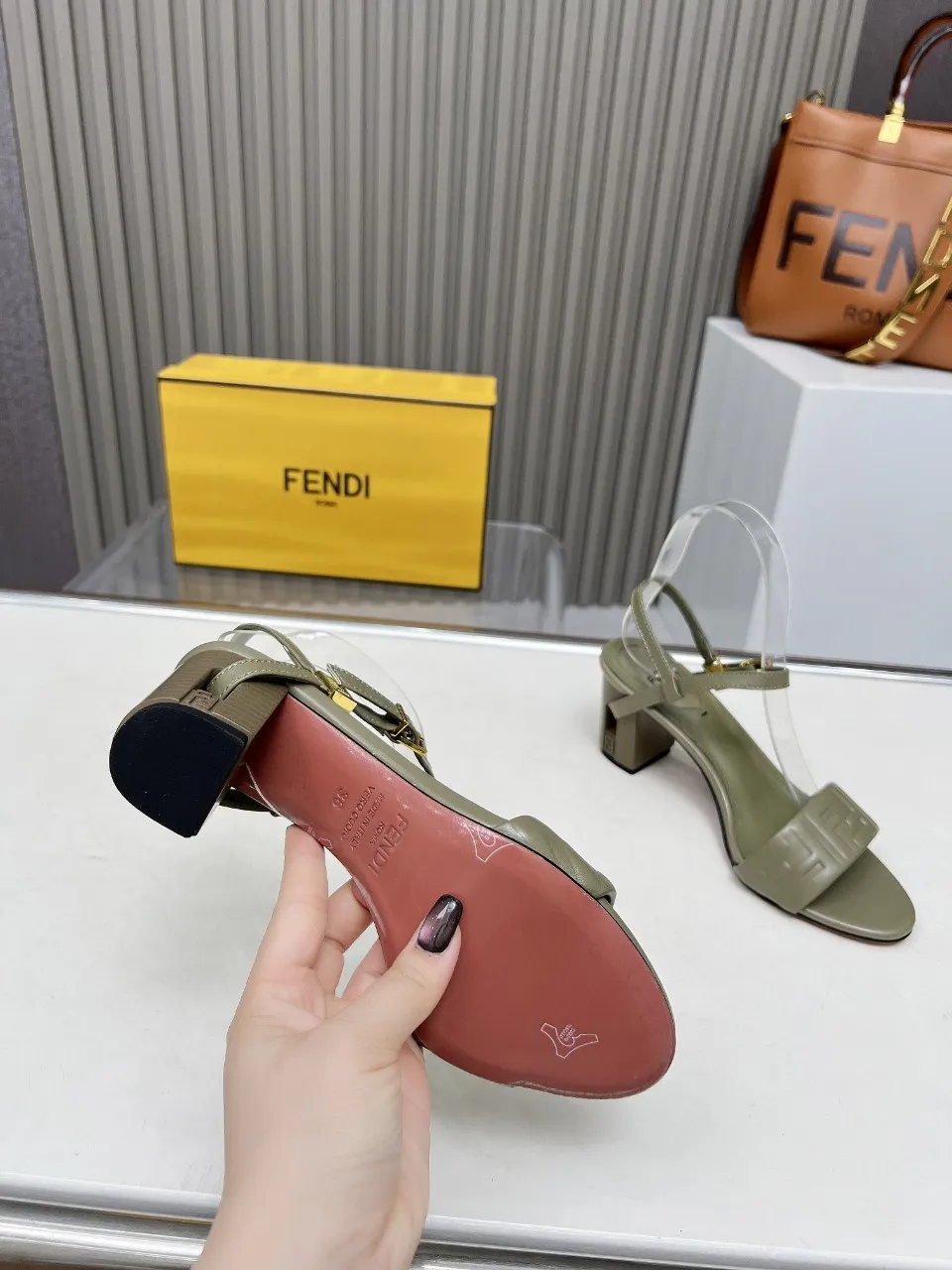 芬迪新款上线 跟高6CM 35-40（41、42、43定做）P230