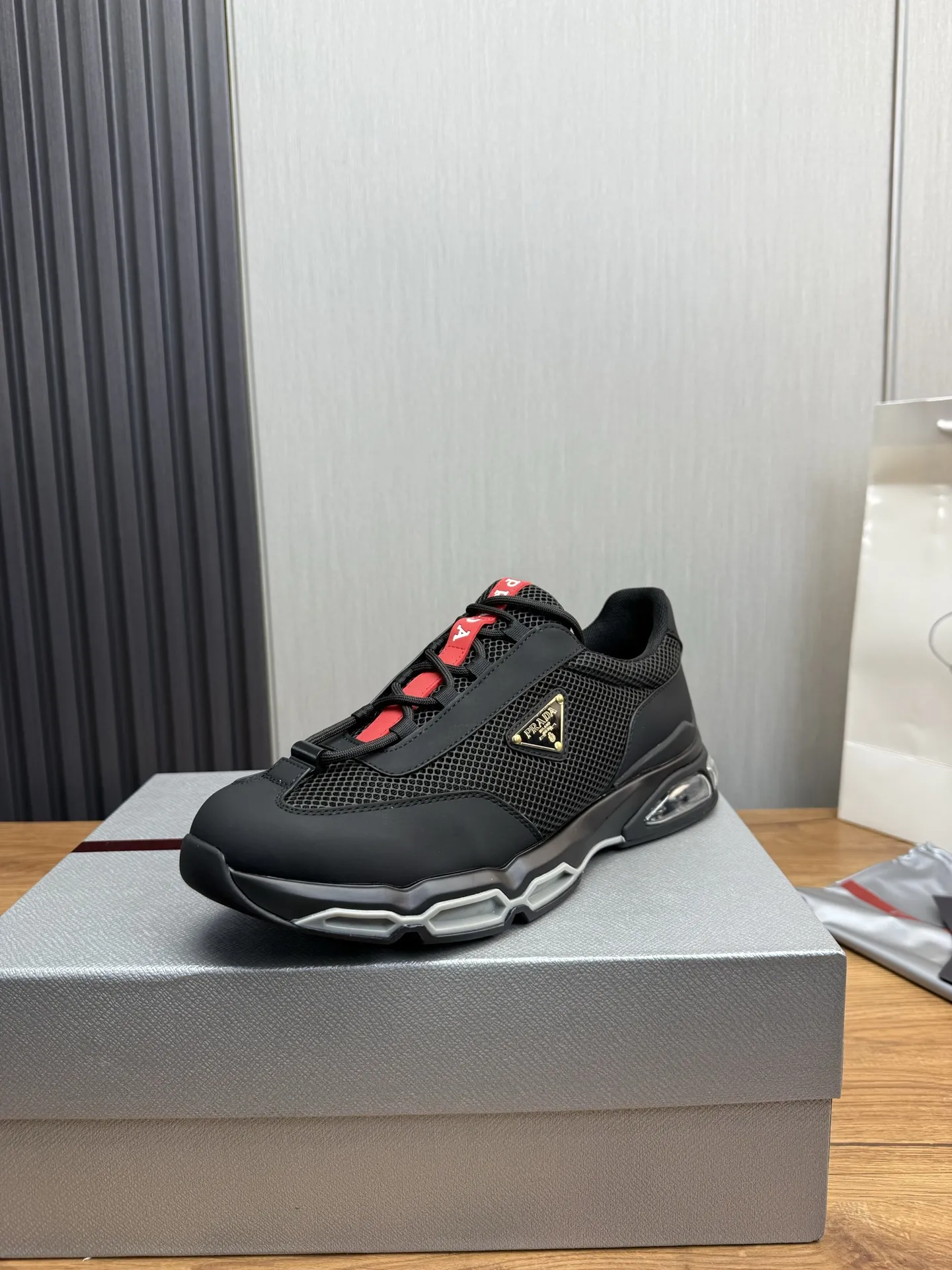 工厂价350💰 【PRADA普拉达】男鞋专柜爆款，高品质出货✔️官网同步 原版进口牛皮配舒适网面+牛皮内里，1⃣️比1⃣️复刻 ，原厂抽空气垫原版底，38-45
