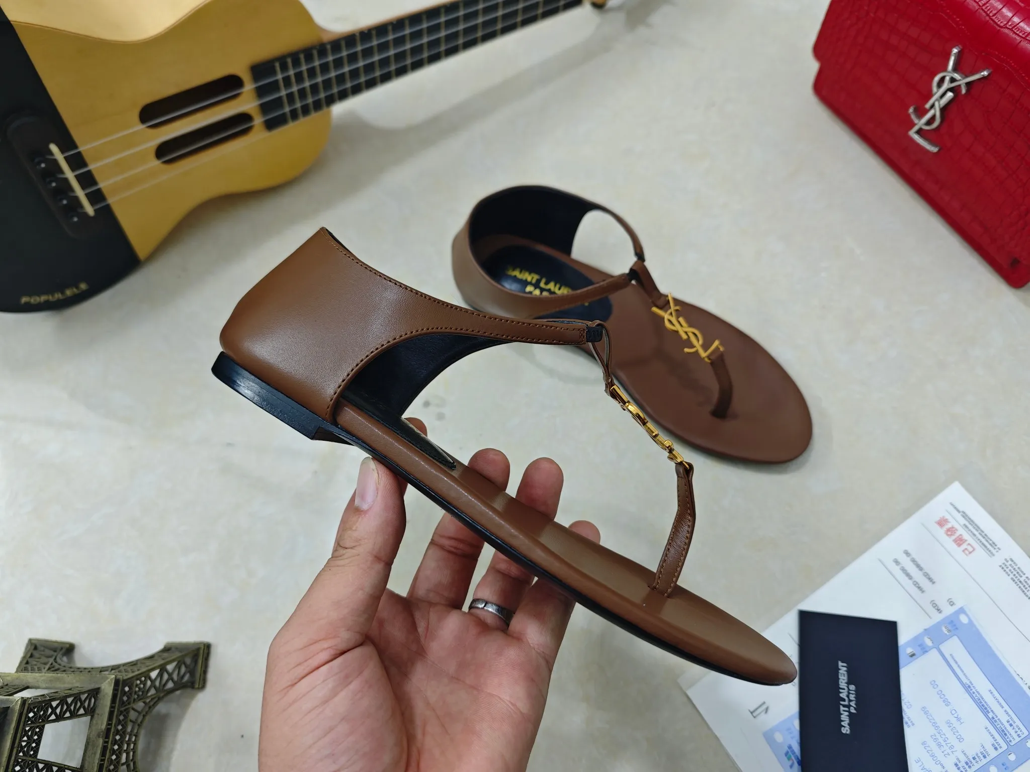 💰240【Saint Laurent】圣罗兰、平板夹脚凉鞋💃2025早春专柜同步最新款、YSL、Logo字母钻扣装饰👠 经典上乘美艳力作 专柜最火春夏系列 兼备气质 时尚 经典耐看的设计风格 😌上脚效果特别美〰️饰扣金色扣,材料采用🇮🇹意大利进口小黑牛,黑漆皮,卡其色经典工艺,、内里、垫脚;绵羊皮、 码数34-41码(34.41./42要定做,不退换)大底;进口真皮大底、配专柜全套包装