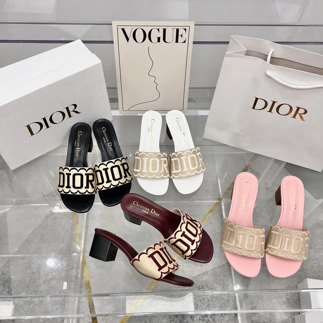 橙子出厂价💰80 Dior 迪奥春夏新款 刺绣字母拼色粗跟拖鞋 一字带中跟凉拖 跟高:4.5CM 码数:35-42