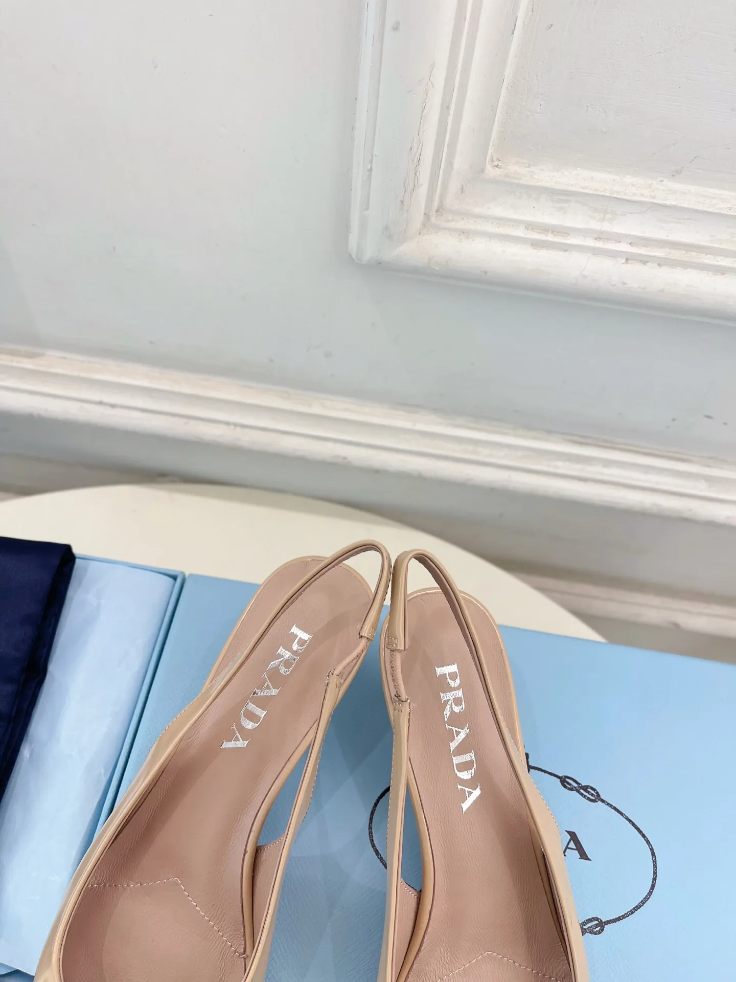 PRADA 普拉达 26𝐬𝐬 🌈2026春夏新品 专柜走秀款 经典三角标尖头露跟鞋系列〰 ◽鞋面:原版高定制开边珠/牛漆皮 ◽️ 内里:进口水染羊皮 ◽大底:原版意大利真皮大底 ◽️ 跟高:5.5cm ◽鞋码: 35-39(34.40.41.42.定做不退换) ◽出厂价:💰290