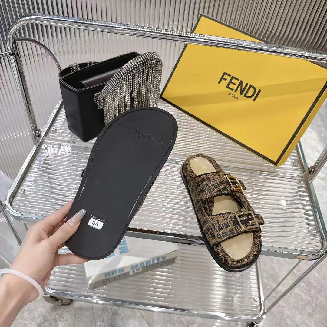 Fendi芬迪 最新配色 feel老花FF凉拖鞋 原版开模1:1还原早秋新款👡 奶油白皮革+FF老花双带扣，阳光下闪到尖叫✨ 边缘雕刻+金色金属件，专柜质感拉满！！ 重点是上脚像踩云朵☁️ 轻到忘记穿鞋 暴走不闷脚！ 出厂价💰200：35-40（41订做不退換）
