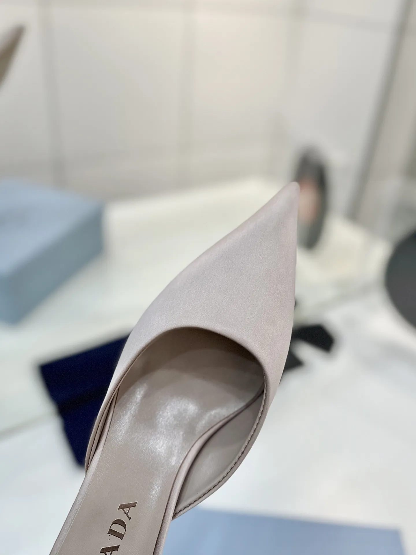 工厂价💰260🔥《普拉达真丝》 💫春夏专柜新品。可萌可甜的高跟拖鞋 性感而不失可爱！上脚绝美的T台走秀明星网红同款&hellip;&hellip; 清新风带点贵气的感觉，上脚非常完美。HK原版购入，1:1完美复刻，无论是材料还是所有细节，都必须跟ZP一模一样。 ✅面料：进口真丝 ✅内里：进口羊皮内里 ✅底厚：真皮鞋底 ✅码数：35-41（41定制不退不换）