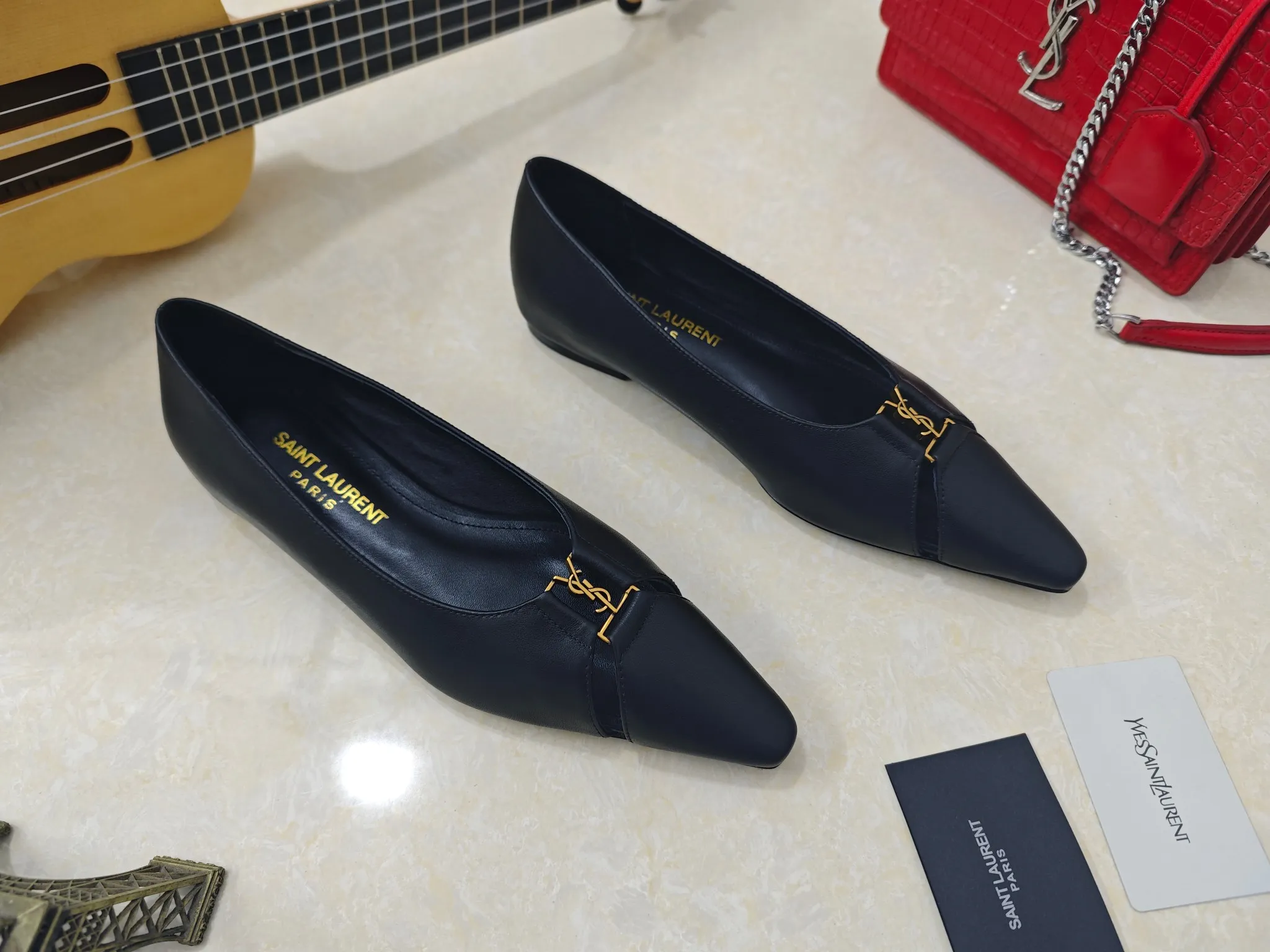 工厂价💰260【Saint Laurent】圣罗兰、平跟ysl字单鞋💃2024早秋专柜同步最新款、YSL、装饰👠 经典上乘美艳力作 专柜最火春夏系列 兼备气质 时尚 经典耐看的设计风格 😌上脚效果特别美〰️,材料采用🇮🇹意大利进口小黑牛,进口黑漆皮、内里、垫脚;绵羊皮、平跟单鞋,码数35-41码(34.41.42要定做,不退换)大底;进口真皮大底、配专柜全套包装