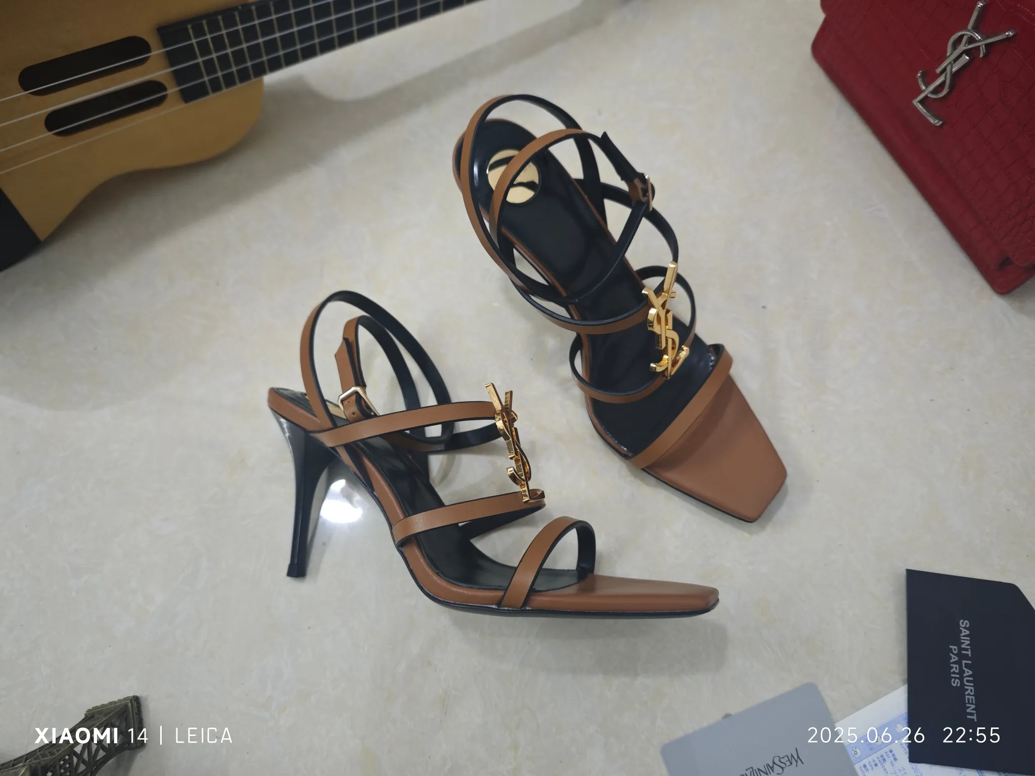 工厂价💰240【Saint Laurent】圣罗兰、细跟ysl字凉鞋💃2025早秋专柜同步最新款、YSL、装饰👠 经典上乘美艳力作 专柜最火春夏系列 兼备气质 时尚 经典耐看的设计风格 😌上脚效果特别美〰️,材料采用🇮🇹意大利进口小黑牛,进口黑漆皮、内里、垫脚;绵羊皮、跟高 细跟9cm 码数35-41码(34.41.42要定做,不退换)大底;进口真皮大底、配专柜全套包装