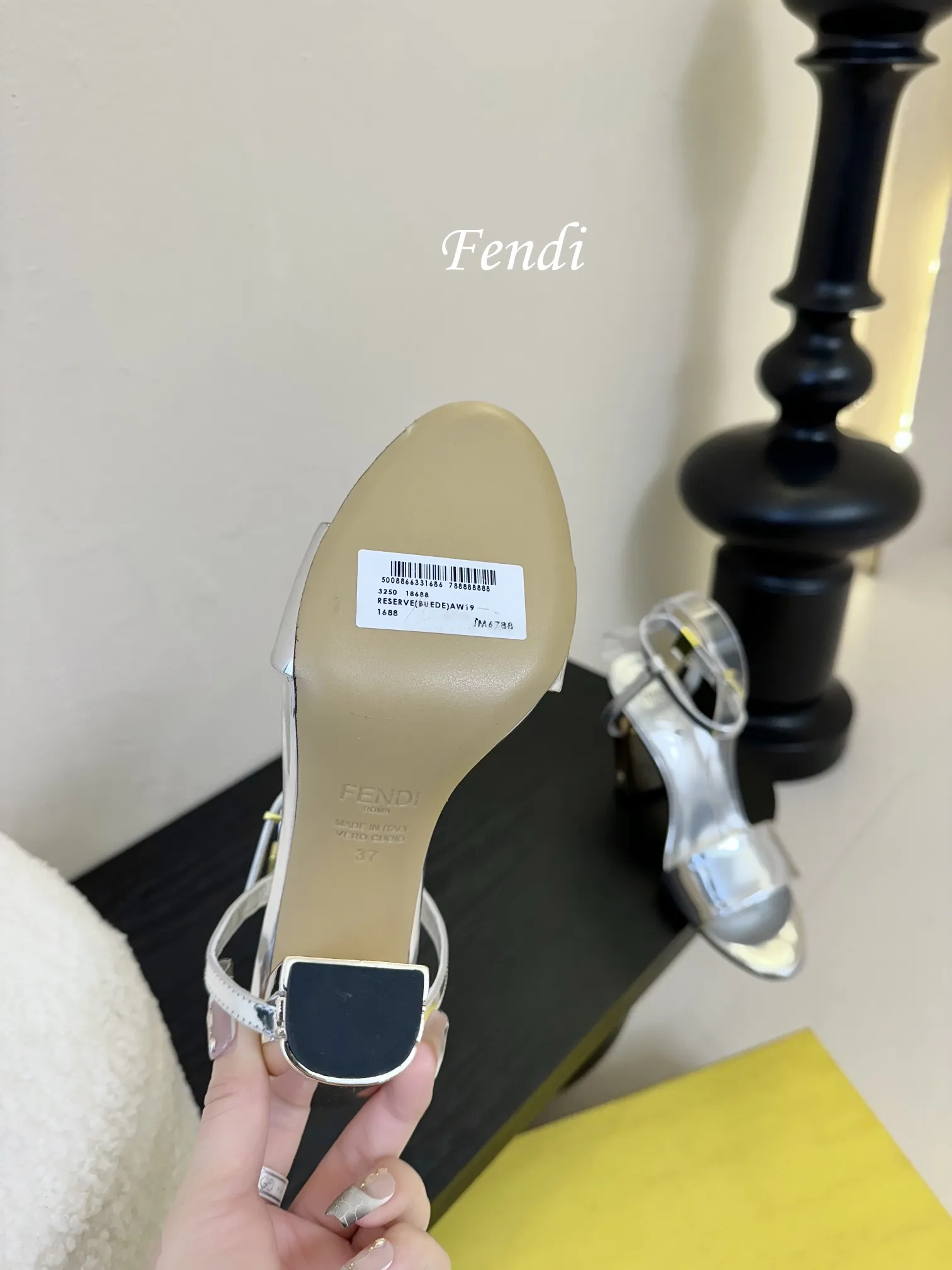 💰265 芬迪𝗙𝗘𝗡𝗗𝗜.❷4 冬季走秀主推系列，新品上线，芬迪家具桌脚设计灵感改创于今年秀场的主推系列鞋履。 各界知名网红、模特明星、名媛首选品牌，最喜欢的高定版本镂空立体 电镀高跟， 【电锈珠片与金属材料制作工艺。】 这个春夏不得不入手的一双高定鞋履， 珠片与金属料+镂空立体电镀高跟+经典大众圆头鞋形，集性感 当季新品，众所周知，Fendi鞋子永远设计为高级感满满的，高端大气上档次且百搭永不过时，时尚潮流追随的脚步却无法落下，每个小女子一生都必须拥有一双F家时装跟鞋。 💪💪💪💪💪💪💪💪💪💪💪 🔰面料：电锈珠片与金属材质。 🔰大底采用高真原色意大利牛皮底，10cm高跟。 🔰内里和垫脚为意制混种绵羊皮。👠 🔰size：35/39（34 40 41 42订做）。