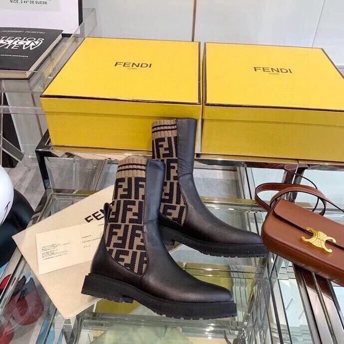长期有货，，工厂💖p260 🔥🔥经典FenDi马丁靴（专柜都是断货王）各种单品都印上了FF logo&hellip;💖💖💖 今年新色🌈🌈🌈logo大气时尚 明星欧阳娜娜 大表姐刘雯都有穿的经典款 材质:原版1:1复刻针织靴筒 鞋面:选用顶级定制哑光一级牛皮 🔥🔥专柜同款大底➰橡胶泡沫底➕耐磨绒沿条 脚感超轻 ～🌺🌺🌺 尺码:35&ndash;40:☘️(40.41.42不退换)