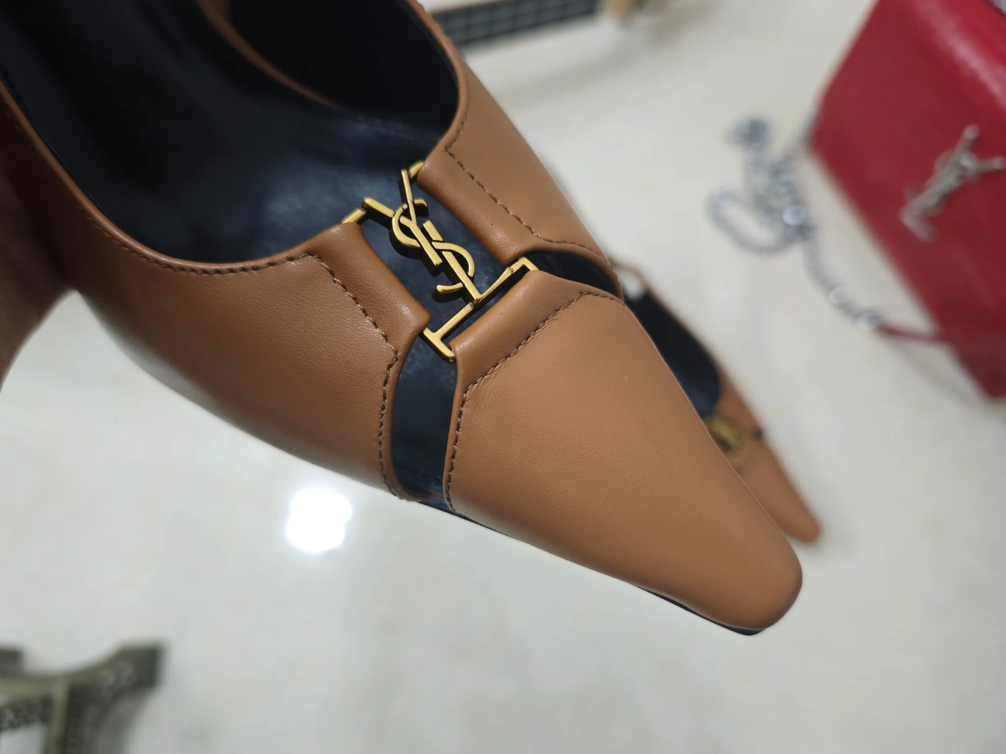 工厂价💰250【Saint Laurent】圣罗兰、高跟ysl字高跟鞋💃2025早春专柜同步最新款、YSL、装饰👠 经典上乘美艳力作 专柜最火秋冬系列 兼备气质 时尚 经典耐看的设计风格 😌上脚效果特别美〰️，材料采用🇮🇹意大利进口小黑牛，进口黑羊皮、内里、垫脚；绵羊皮、细跟高跟鞋，码数35-41码（34.41.42要定做，不退换）大底；进口真皮大底、配专柜全套包装