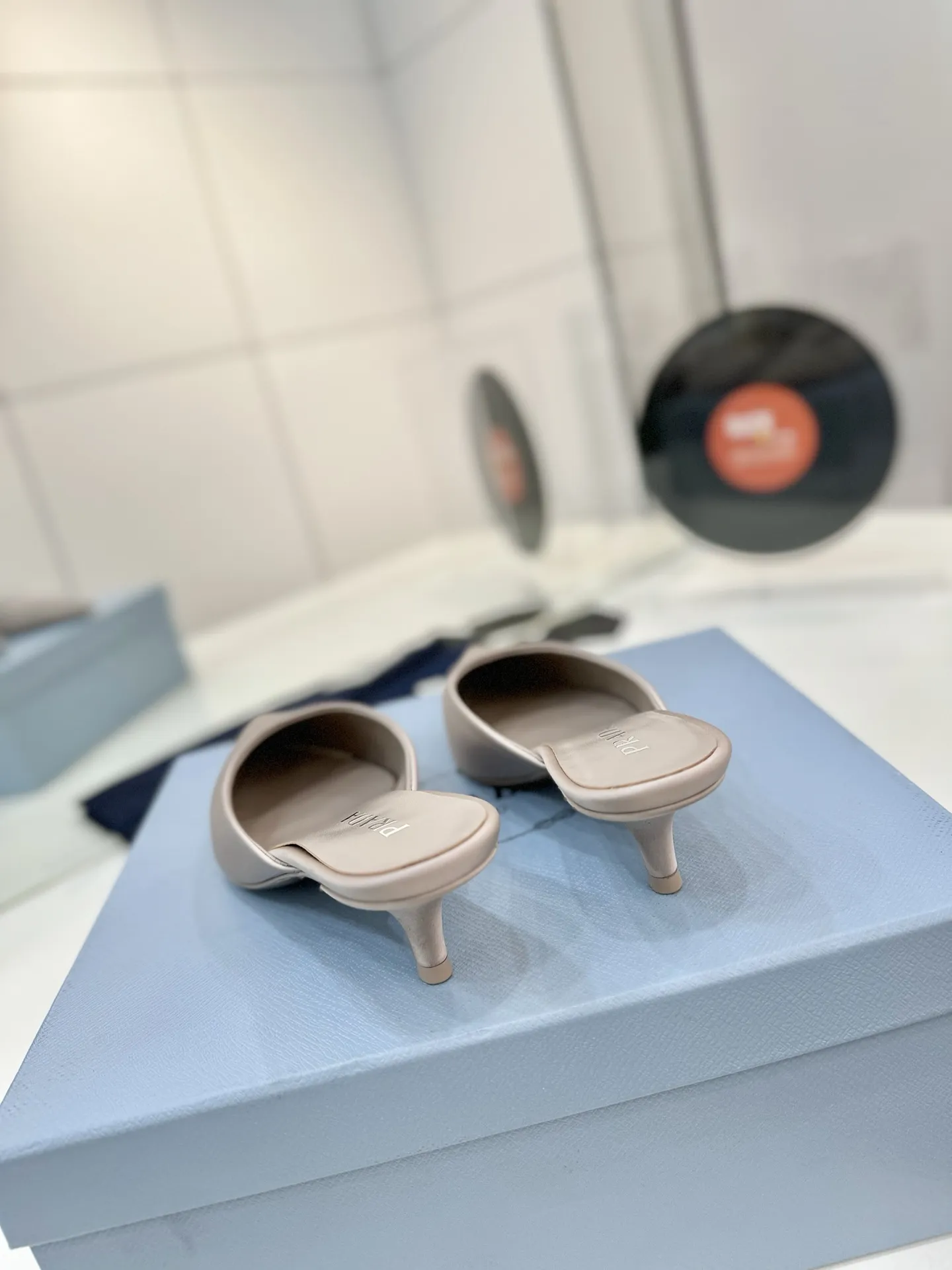 工厂价💰260🔥《普拉达真丝》 💫春夏专柜新品。可萌可甜的高跟拖鞋 性感而不失可爱!上脚绝美的T台走秀明星网红同款…… 清新风带点贵气的感觉,上脚非常完美。HK原版购入,1:1完美复刻,无论是材料还是所有细节,都必须跟ZP一模一样。 ✅面料:进口真丝 ✅内里:进口羊皮内里 ✅底厚:真皮鞋底 ✅码数:35-41(41定制不退不换)