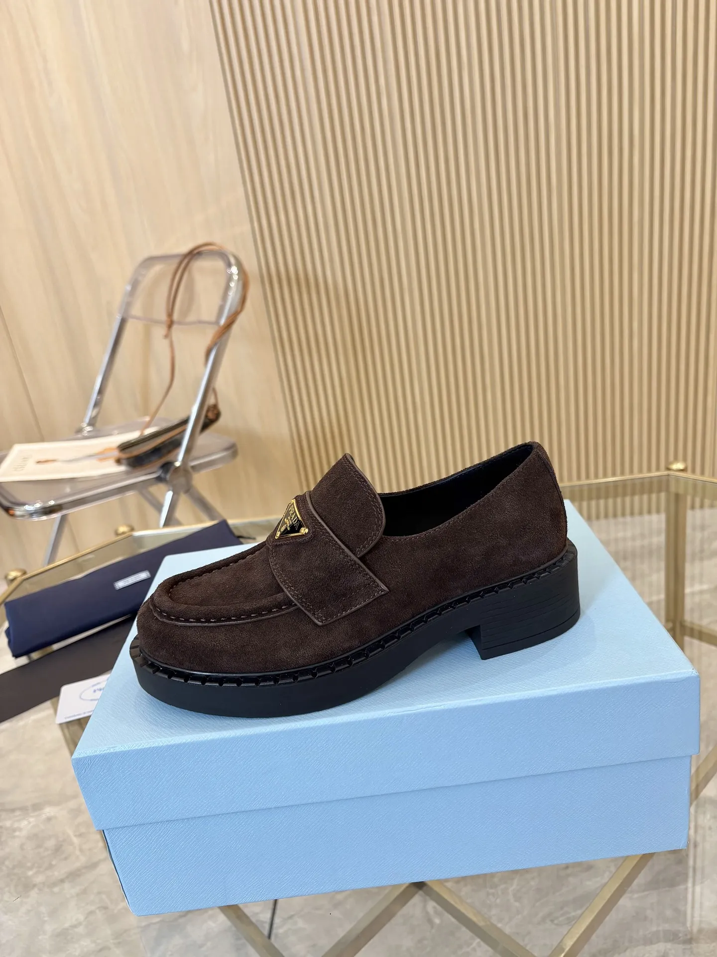 Prad顶级版本! 精品品质✅已认证💯 经典爆款prada普拉达最高版本1:1复刻。 春秋四季乐福德比鞋,经典银黑三角标, 搭配鞋面Logo微标细节,4.5cm跟高, 上脚舒适瘦腿, 引领时尚的小姐姐网红们最爱。 颜色:黑色,白色,黑/白, 鳄鱼纹,豹纹,咖啡色 包装:配专柜合格证,卡片, 纯棉布袋包装出货。 女款:34-41(34.40.41 须订做) 男款:39-46(39.45.46须订做) P S:女款240(男款加20)鳄鱼纹,马毛加10