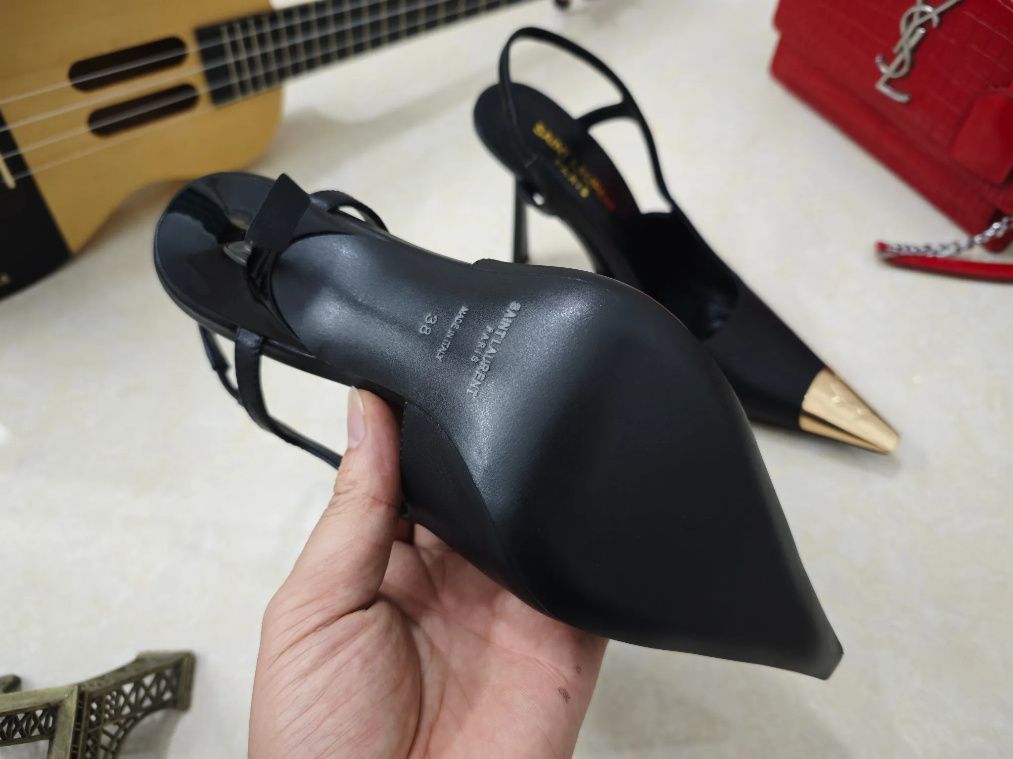 工厂价💰260【Saint Laurent】圣罗兰、高跟ysl字凉鞋💃2024早秋专柜同步最新款、YSL、装饰👠 经典上乘美艳力作 专柜最火春夏系列 兼备气质 时尚 经典耐看的设计风格 😌上脚效果特别美〰️,材料采用🇮🇹意大利进口小黑牛,进口黑漆皮、内里、垫脚;绵羊皮、平跟单鞋,码数35-41码(34.41.42要定做,不退换)大底;进口真皮大底、配专柜全套包装