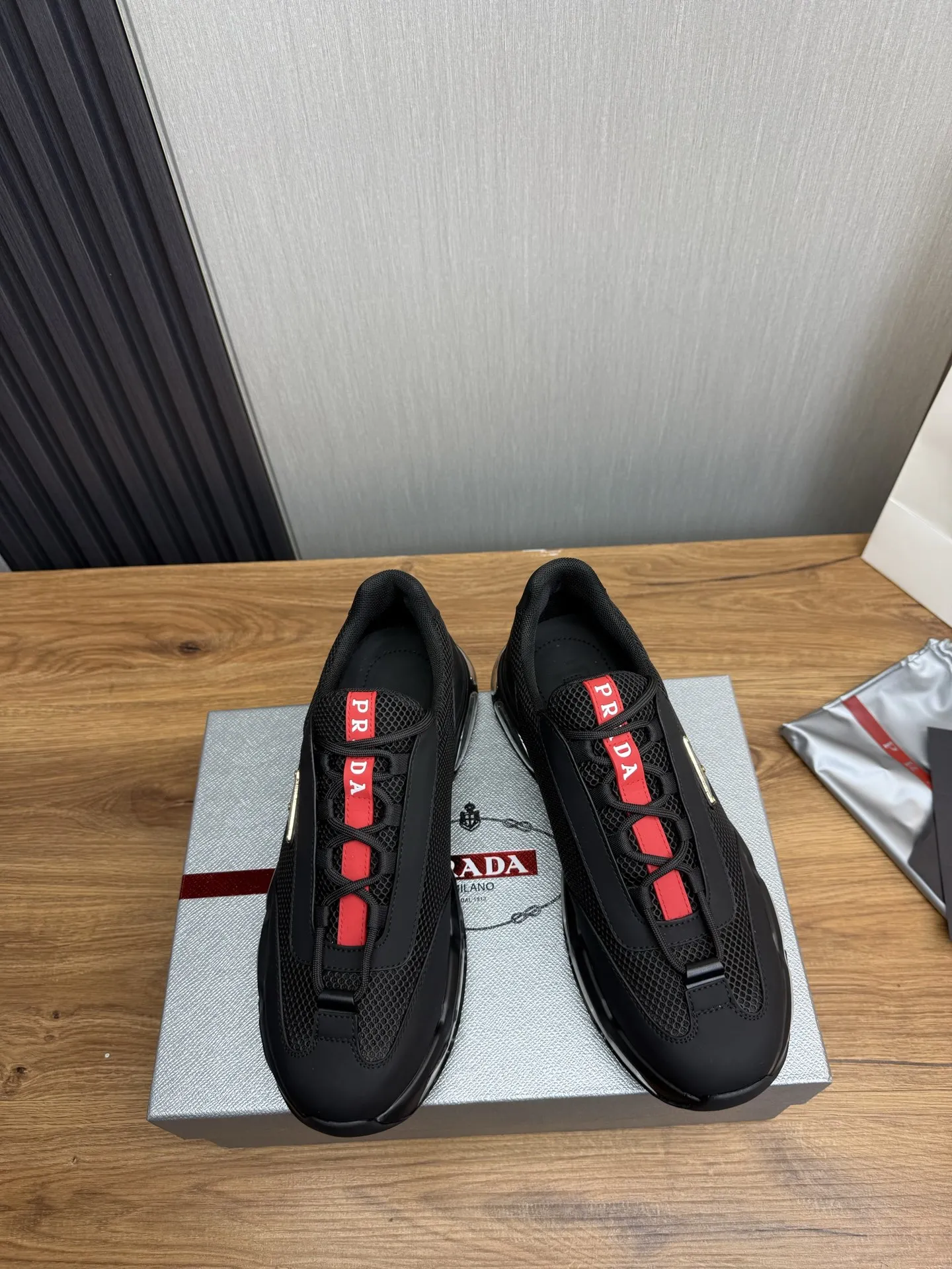 工厂价350💰 【PRADA普拉达】男鞋专柜爆款,高品质出货✔️官网同步 原版进口牛皮配舒适网面+牛皮内里,1⃣️比1⃣️复刻 ,原厂抽空气垫原版底,38-45