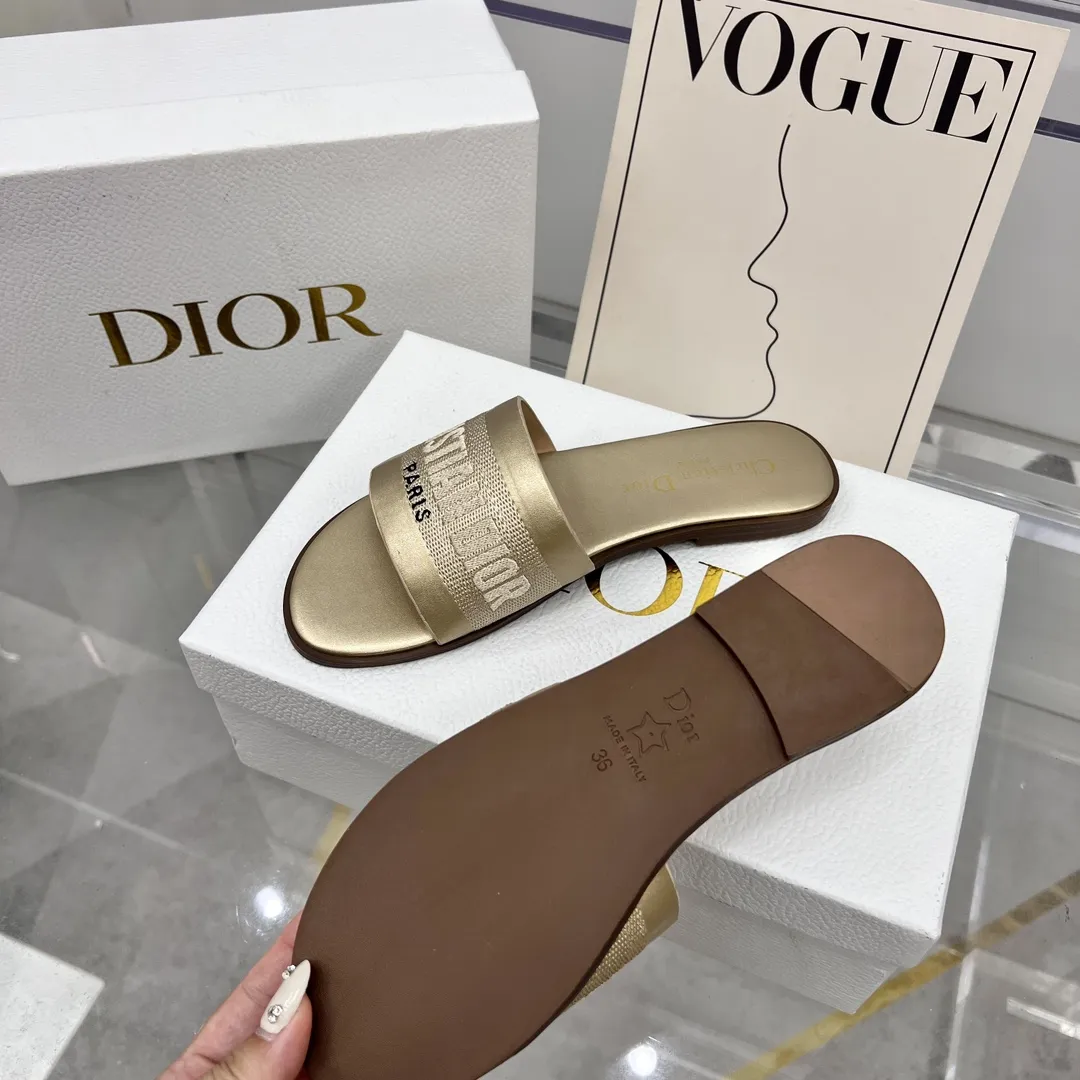 橙子出厂价💰75 Dior 迪奥春夏新款 刺绣字母平底拖鞋 一字带拖鞋 沙滩凉拖 码数：35-42