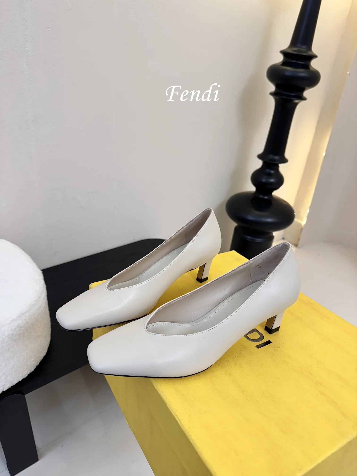 💰265 芬迪Fendi高跟鞋,小女人超闪blingbling白富美感觉来袭。 任何一款鞋履上脚,blingbling的超闪小女人就提现出来啦!穿着很舒适显脚的柔美线条不绷脚,颜色很艳丽没错啦!超显年轻的不分年龄均可穿着,上脚便是富家千金归来!! 📒📒📒📒📒📒📒📒📒📒📒 当季新品,众所周知,Fendi鞋子永远设计为高级感满满的,高端大气上档次且百搭永不过时,时尚潮流追随的脚步却无法落下,每个小女子一生都必须拥有一双F家时装跟鞋。 💪💪💪💪💪💪💪💪💪💪💪 🔰面料:纳帕牛皮材质。 🔰大底采用高真原色意大利牛皮底,4,5cm高跟。 🔰内里和垫脚为意制混种绵羊皮。👠 🔰size:35/39(34 40 41 42订做)。 🔰颜色:官方多色系,正品所有颜色均可下单制作。