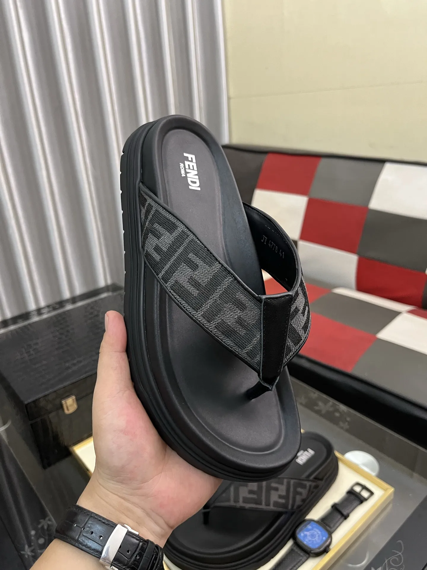 出厂价:180⌚️⌚️芬迪顶级代购🇮🇹 芬 炸街男神春夏拖鞋专柜同步,鞋面意大利进口牛皮搭配标志布面料,高品质复杂拼接工艺品,鞋底:原厂特供原版底,独家活动成型底超级舒适,原厂跟单货,🔍🔍高品质,可随意进出专柜,欢迎对比,码数 38-45