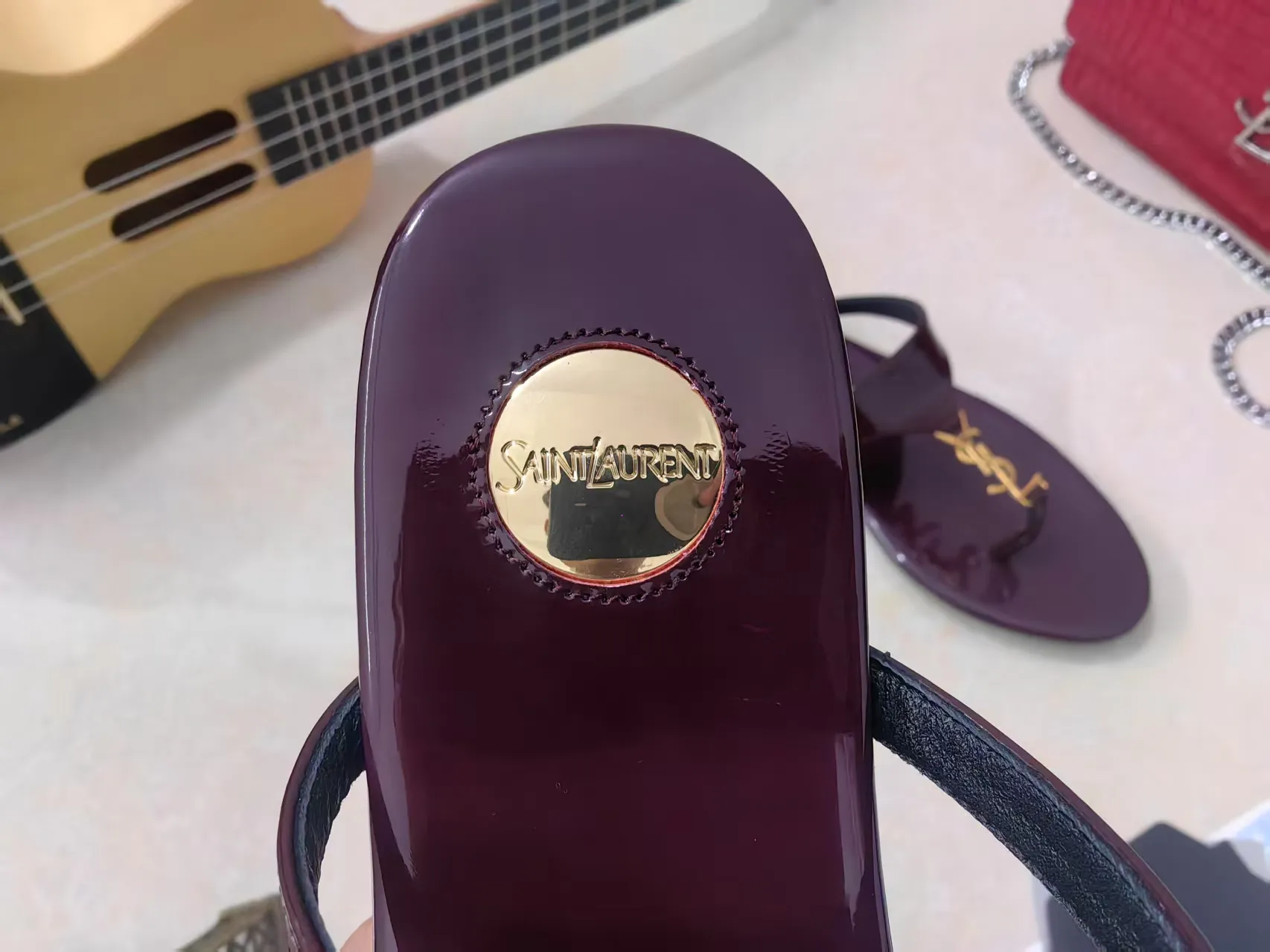 💰220【Saint Laurent】圣罗兰、平板夹脚凉鞋💃2025早春专柜同步最新款、YSL、Logo字母钻扣装饰👠 经典上乘美艳力作 专柜最火春夏系列 兼备气质 时尚 经典耐看的设计风格 😌上脚效果特别美〰️饰扣金色扣,材料采用🇮🇹意大利进口小黑牛,黑漆皮,卡其色经典工艺,、内里、垫脚;绵羊皮、 码数34-41码(34.41./42要定做,不退换)大底;进口真皮大底、配专柜全套包装
