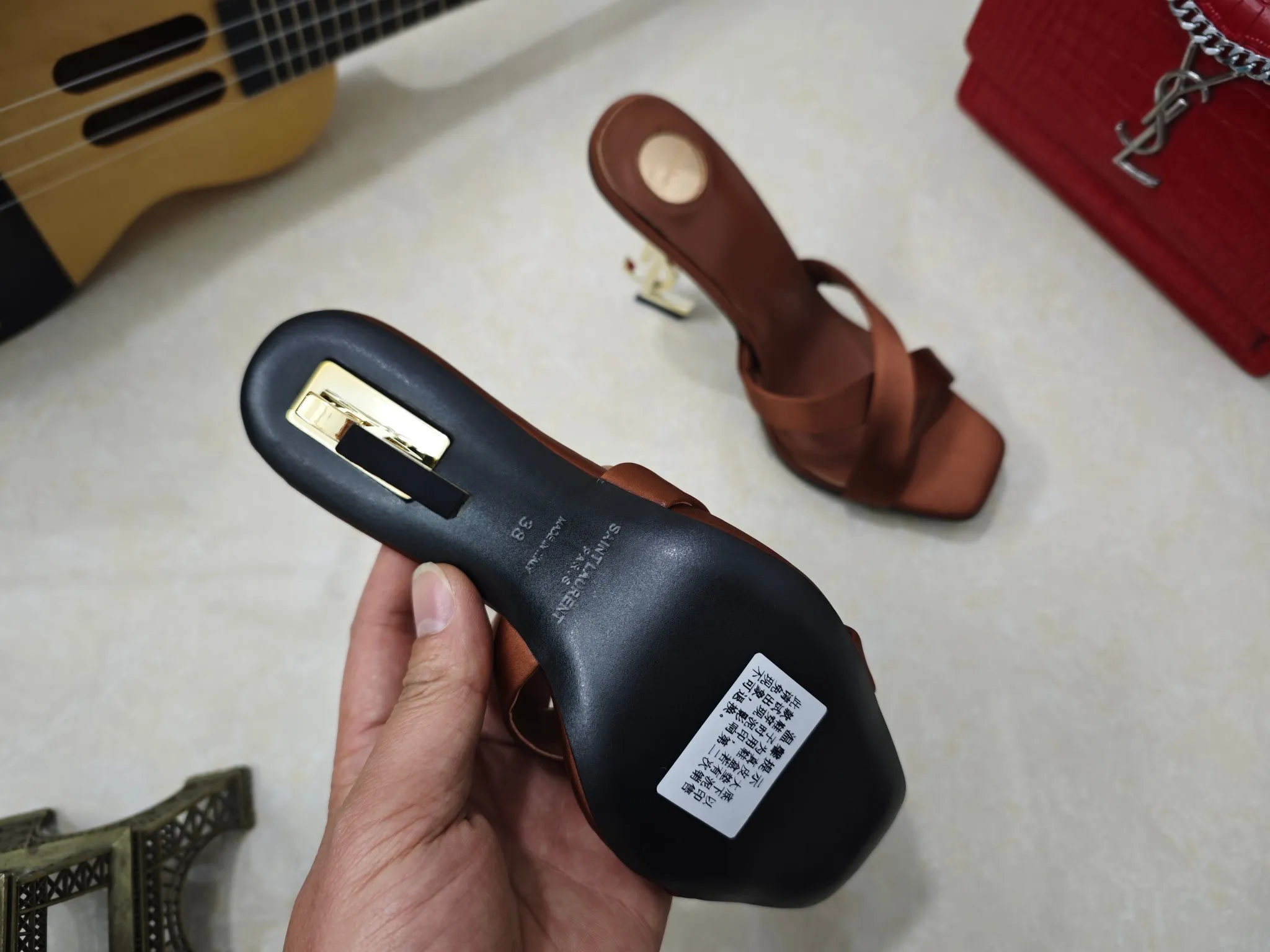 工厂价💰250【Saint Laurent】圣罗兰、高跟ysl字高跟鞋💃2025早春专柜同步最新款、YSL、装饰👠 经典上乘美艳力作 专柜最火秋冬系列 兼备气质 时尚 经典耐看的设计风格 😌上脚效果特别美〰️,材料采用🇮🇹意大利进口小黑牛,进口黑羊皮、内里、垫脚;绵羊皮、细跟高跟鞋,码数35-41码(34.41.42要定做,不退换)大底;进口真皮大底、配专柜全套包装